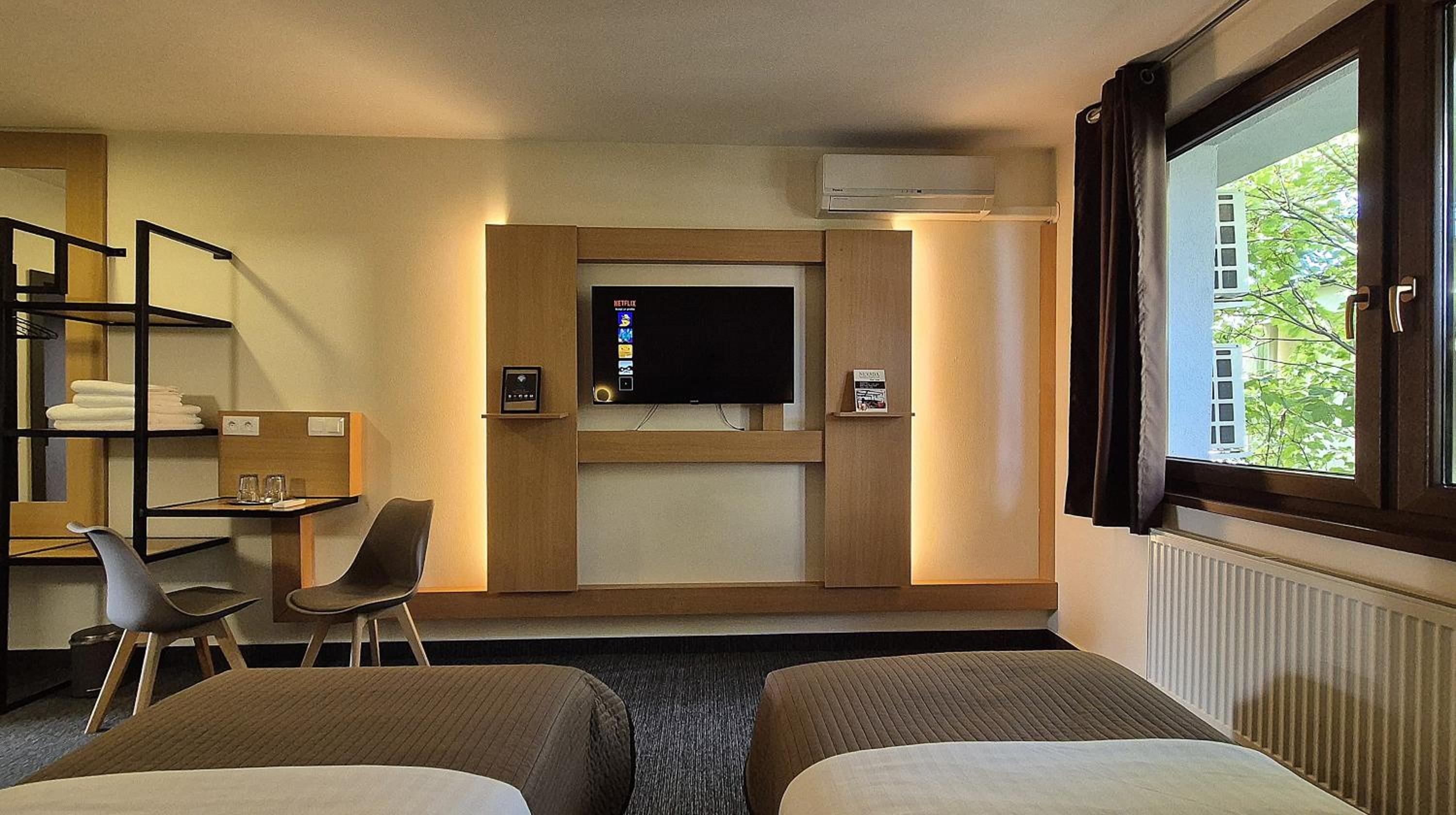 Premium Twin Room - Photo 2