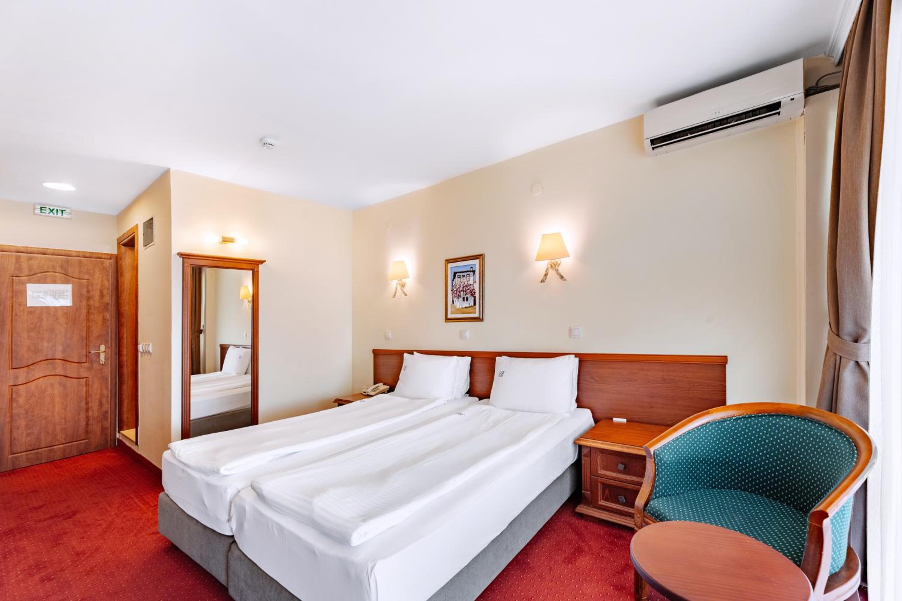 Double Room with Lake View - Photo 8