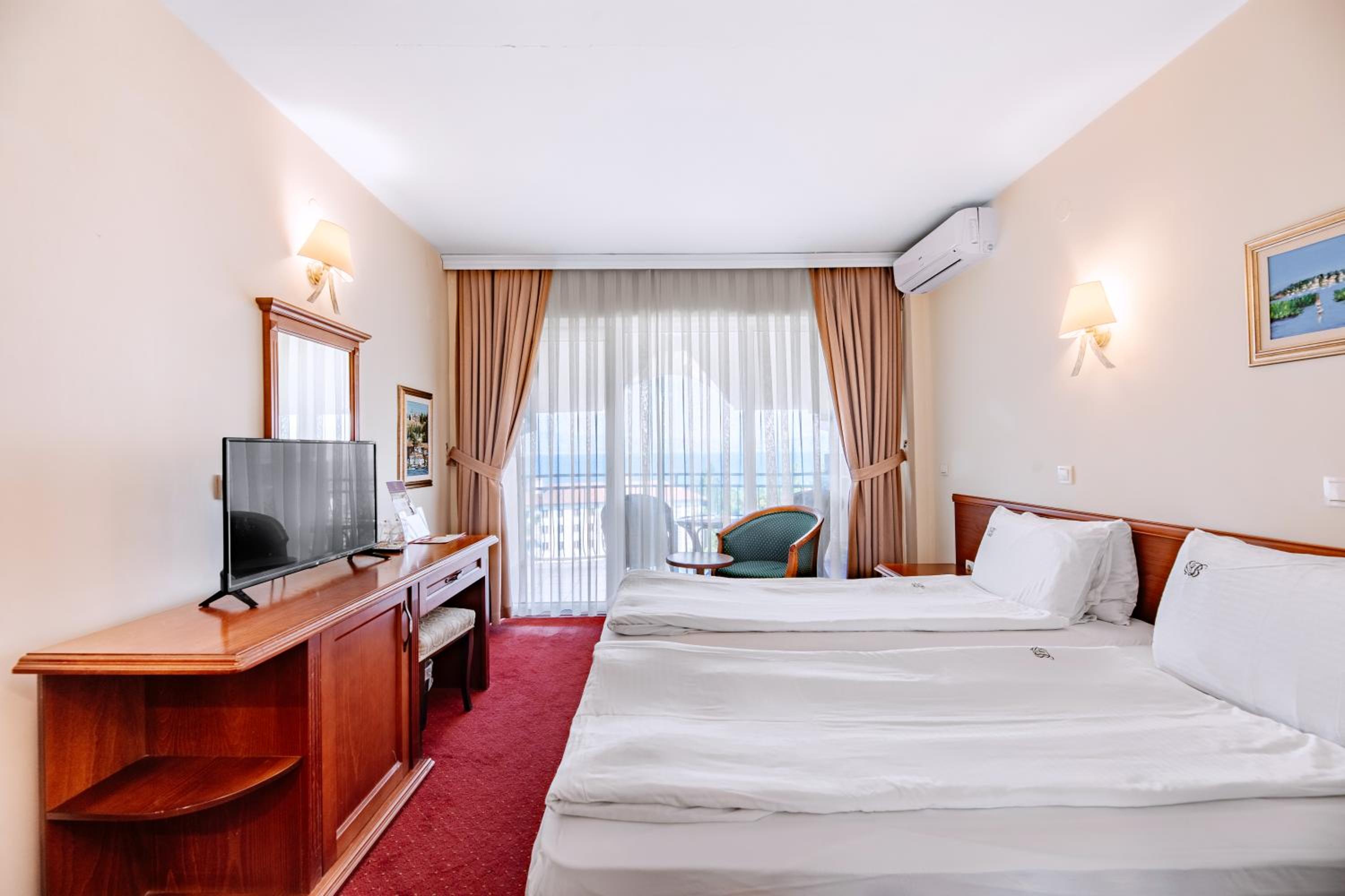 Double Room with Lake View - Photo 2