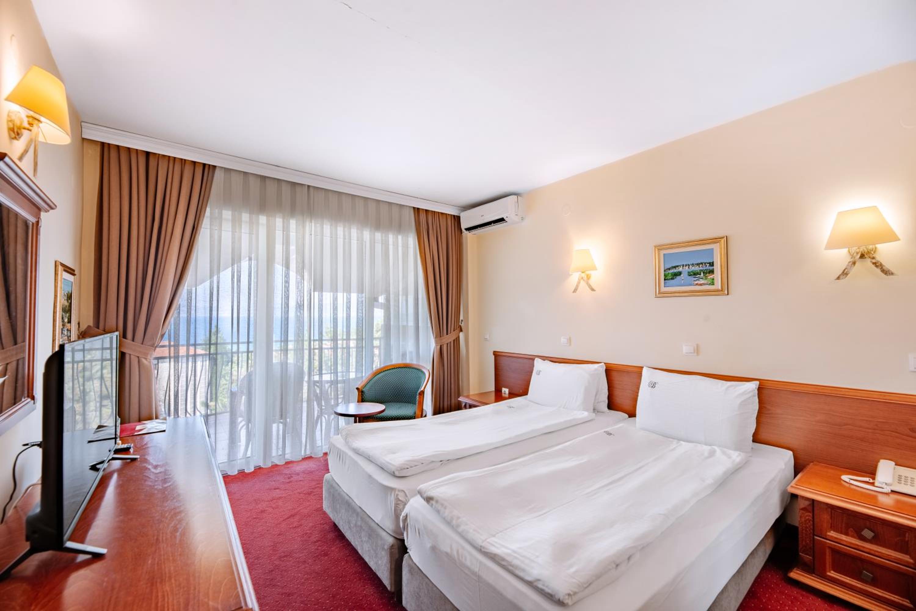 Double Room with Lake View - Photo 7