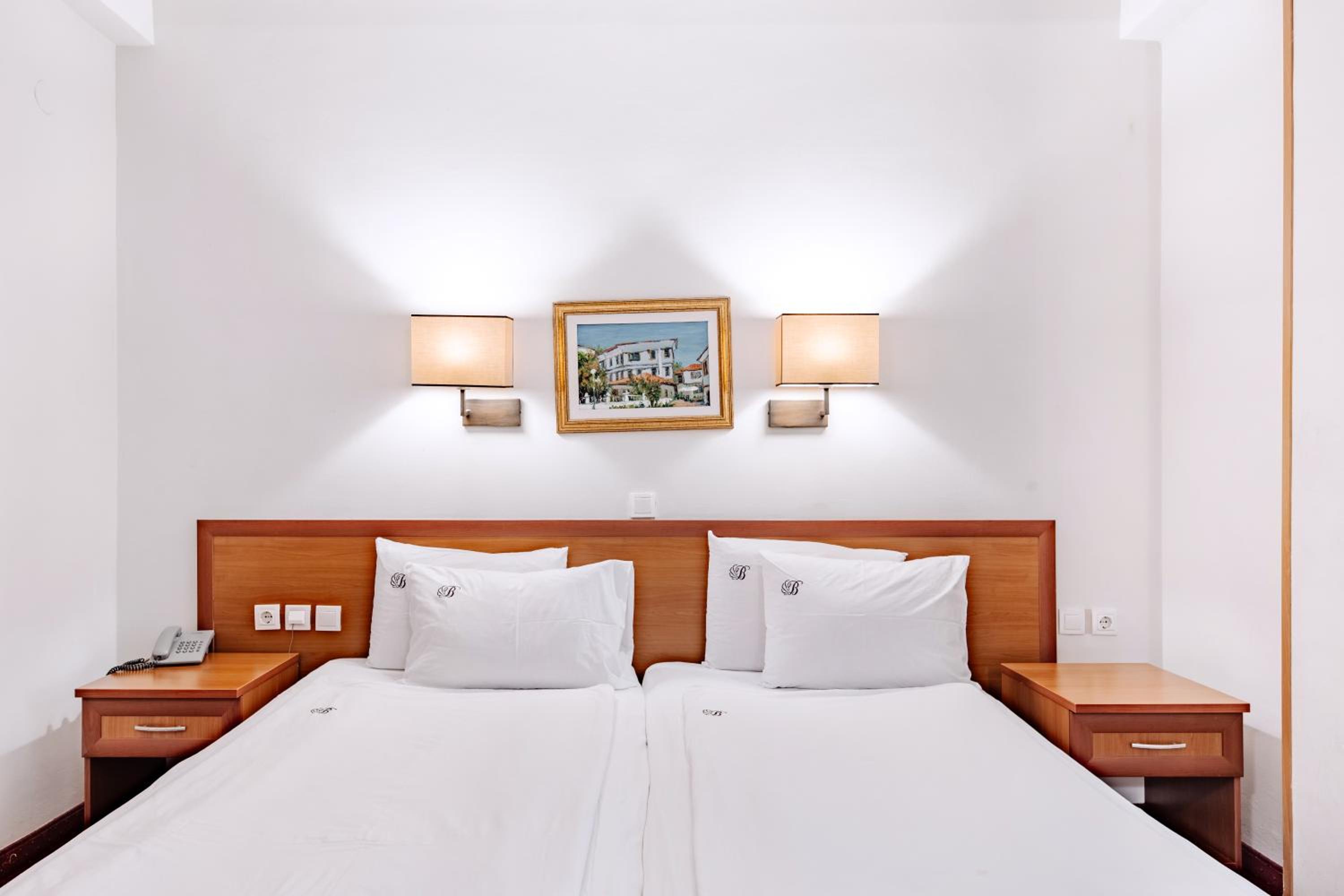 Double Room with Lake View - Photo 10