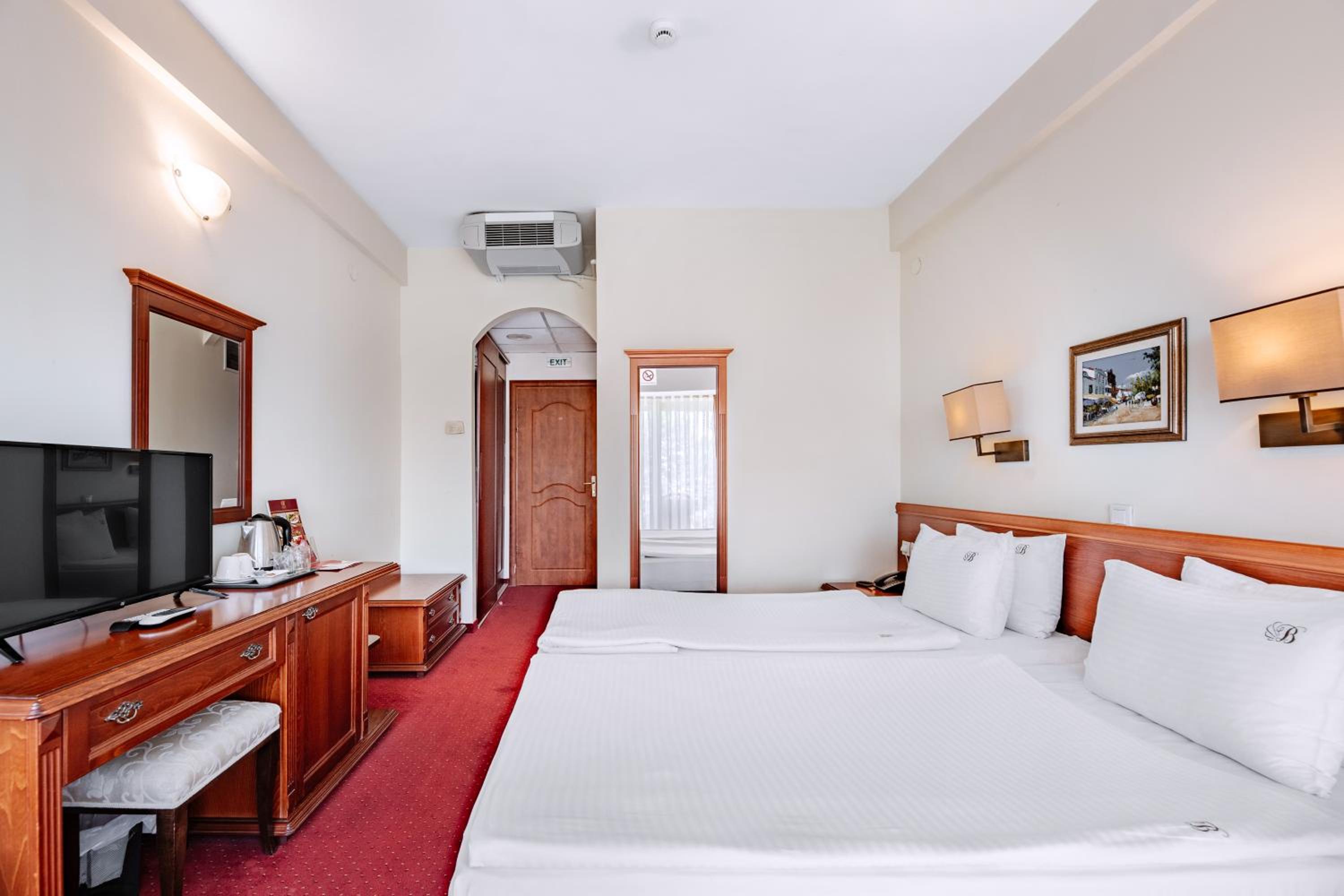 Double Room with Mountain View - Photo 3
