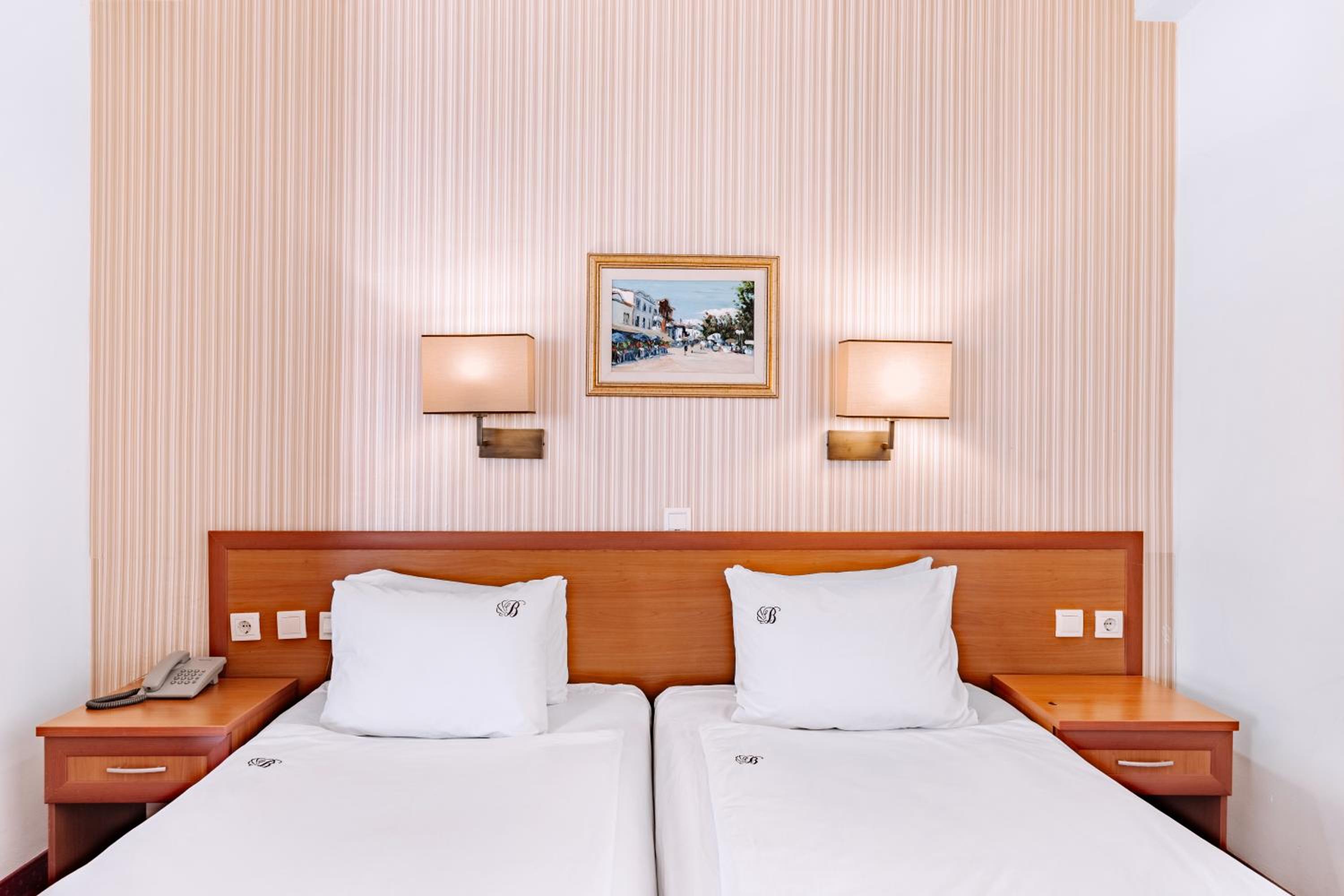 Double Room with Lake View - Photo 9