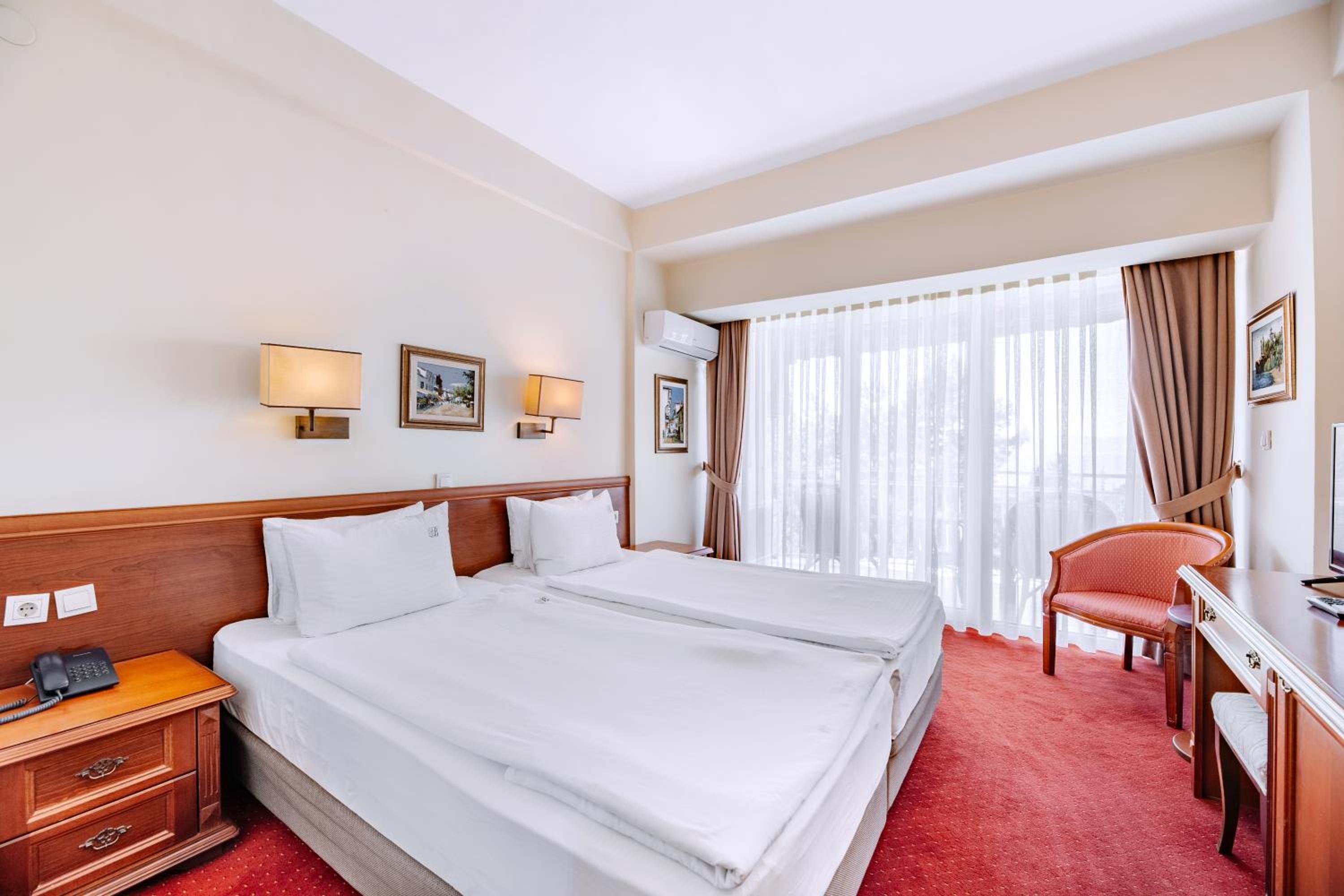 Double Room with Lake View - Photo 6