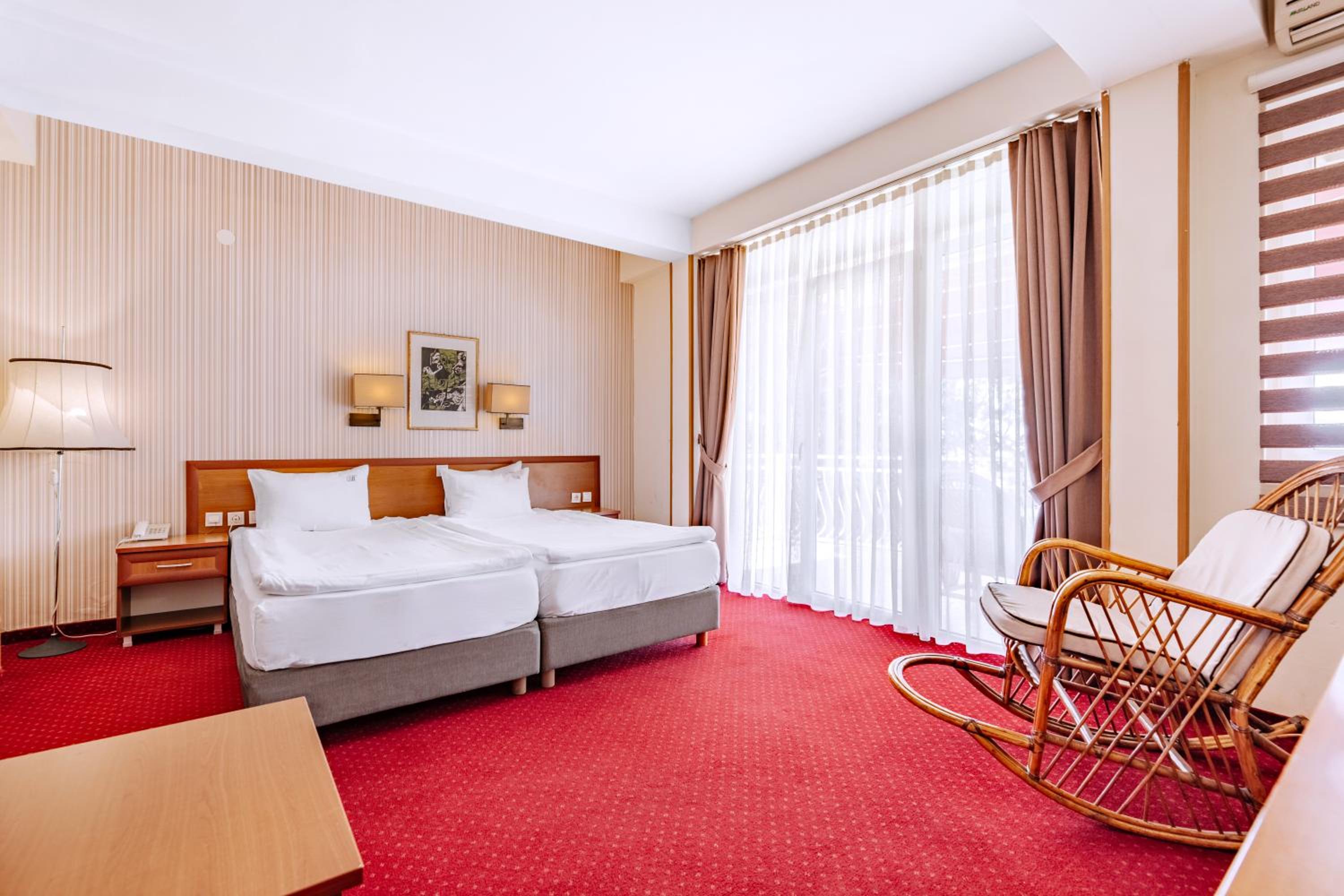 Double Room with Lake View - Photo 5