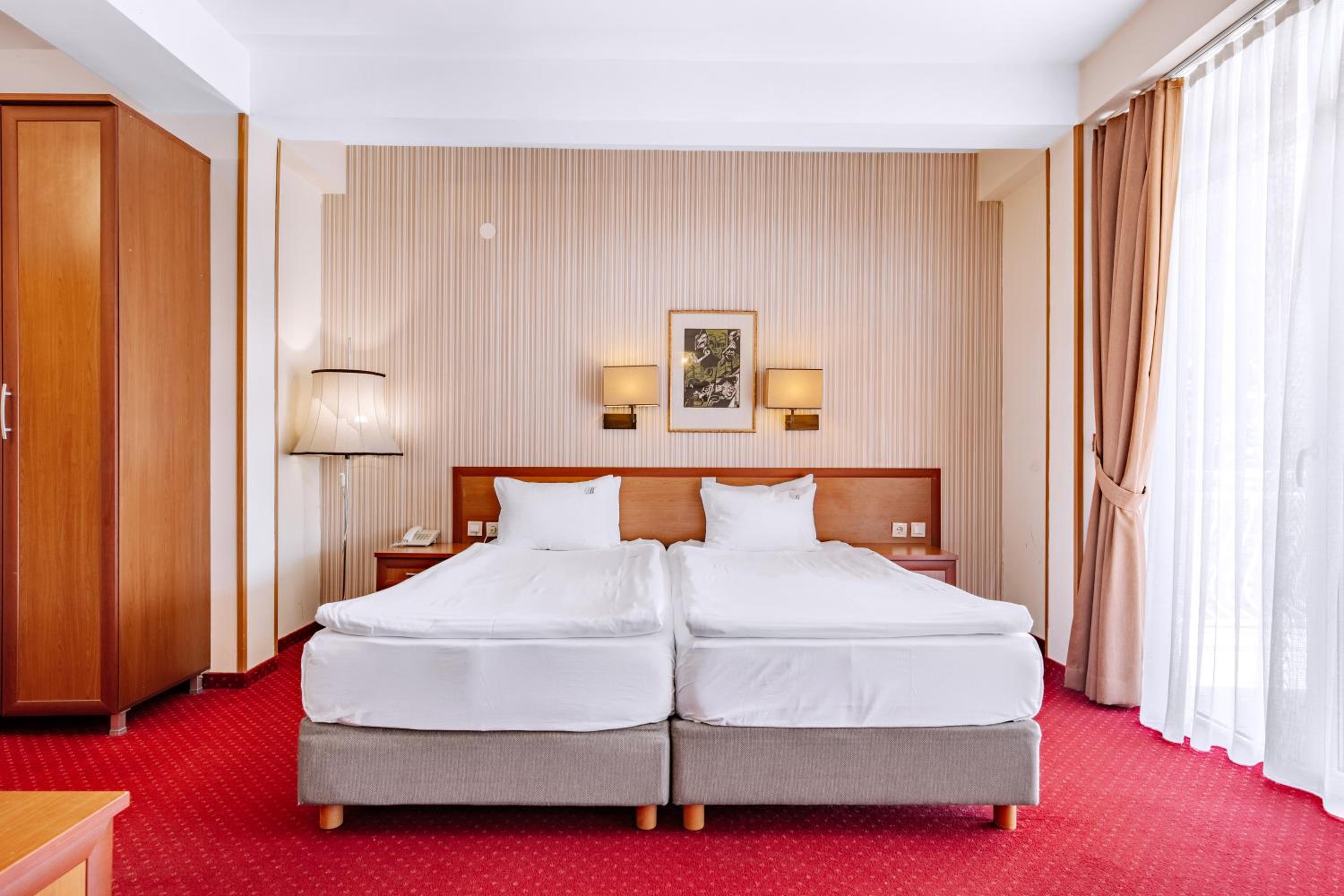 Double Room with Lake View - Photo 4