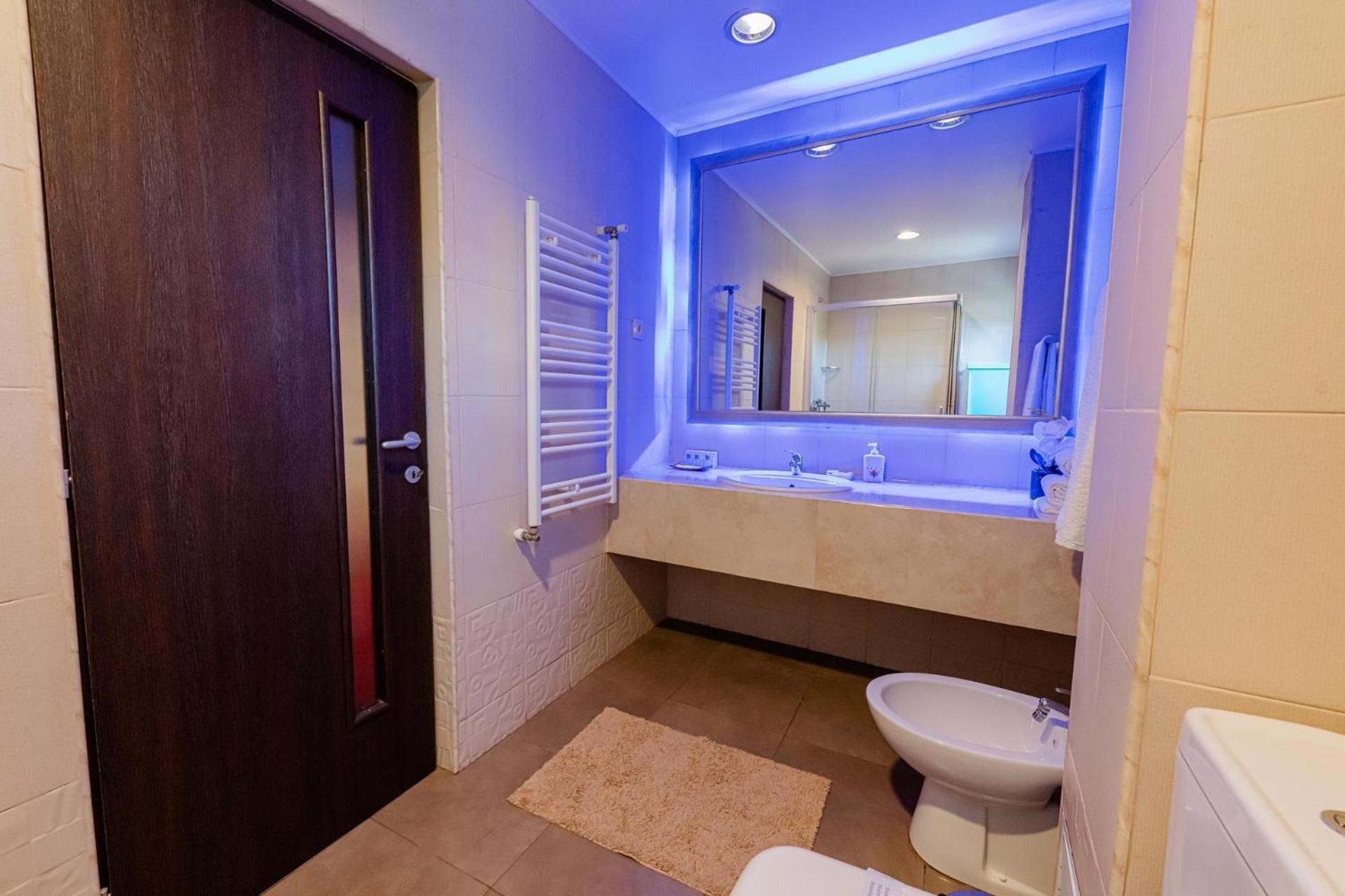 One-Bedroom Suite - Photo 2