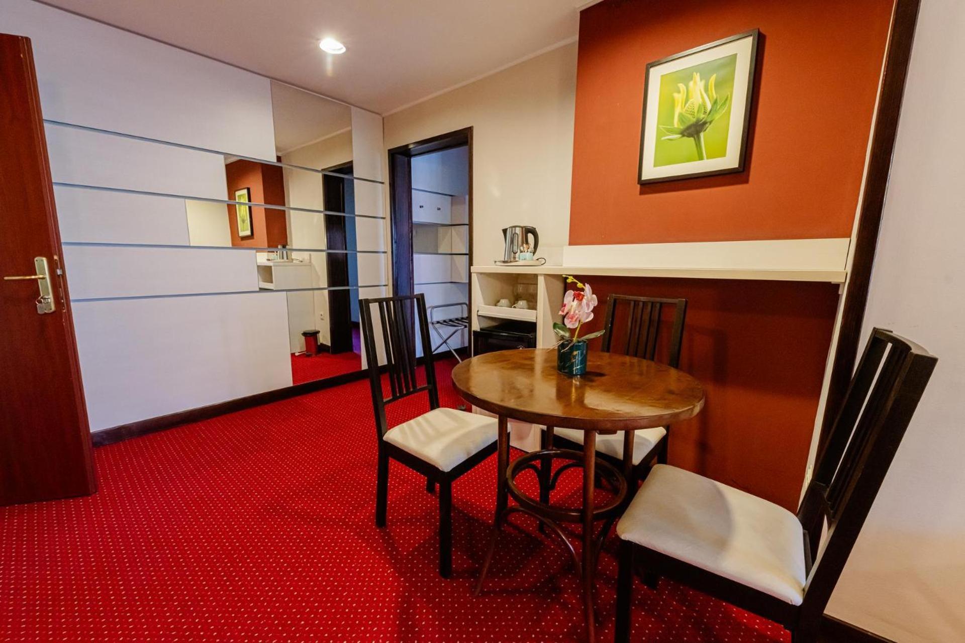 One-Bedroom Suite - Photo 3