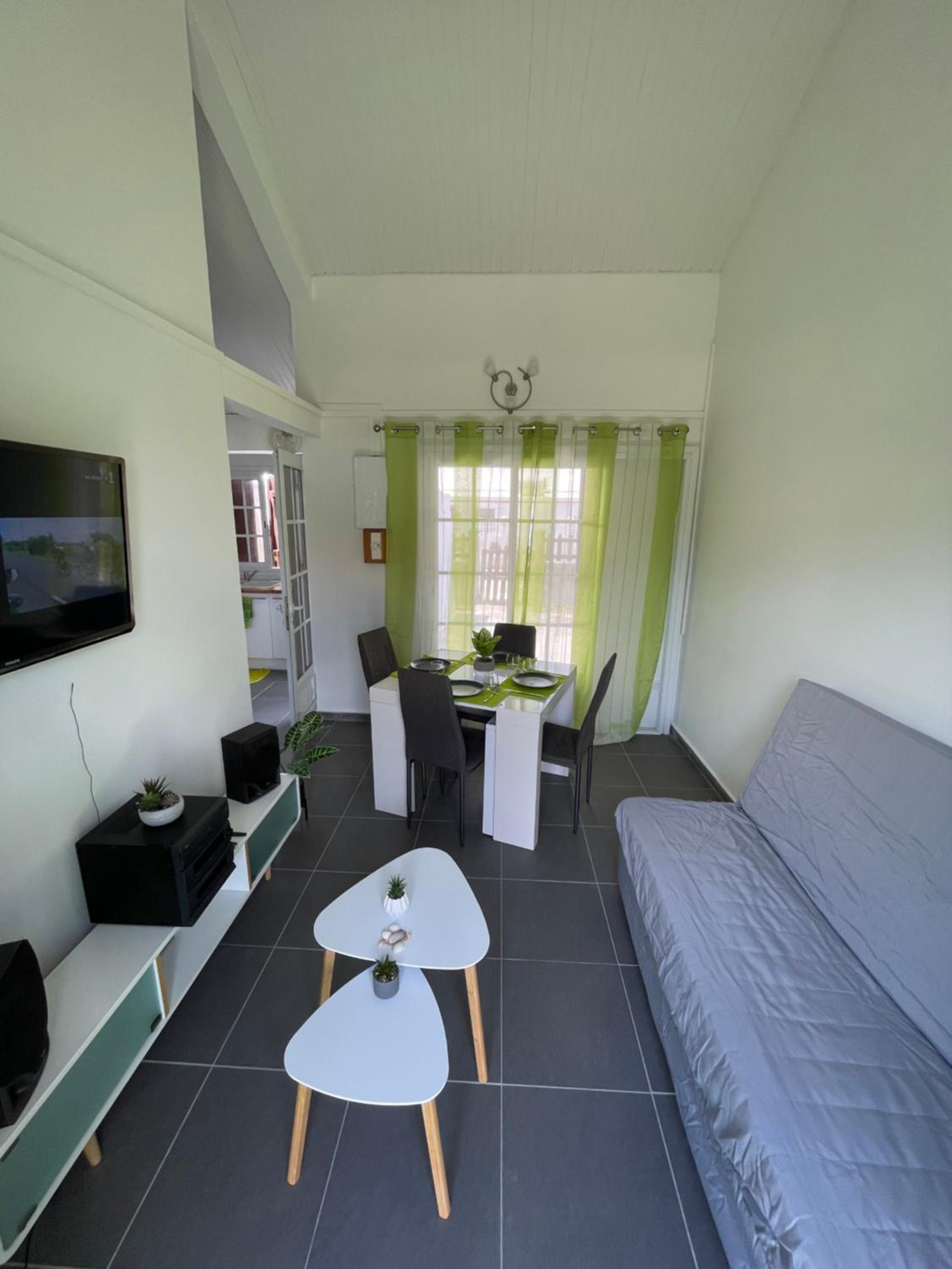 One-Bedroom House photo 1