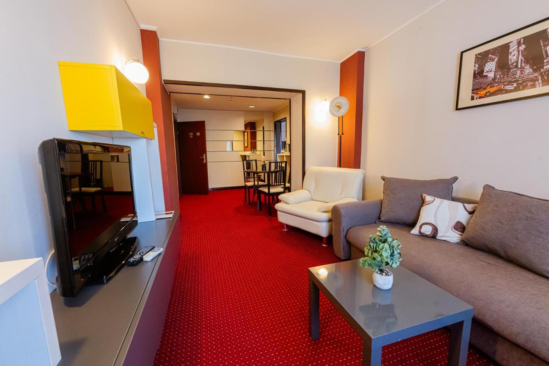 One-Bedroom Suite - Photo 4