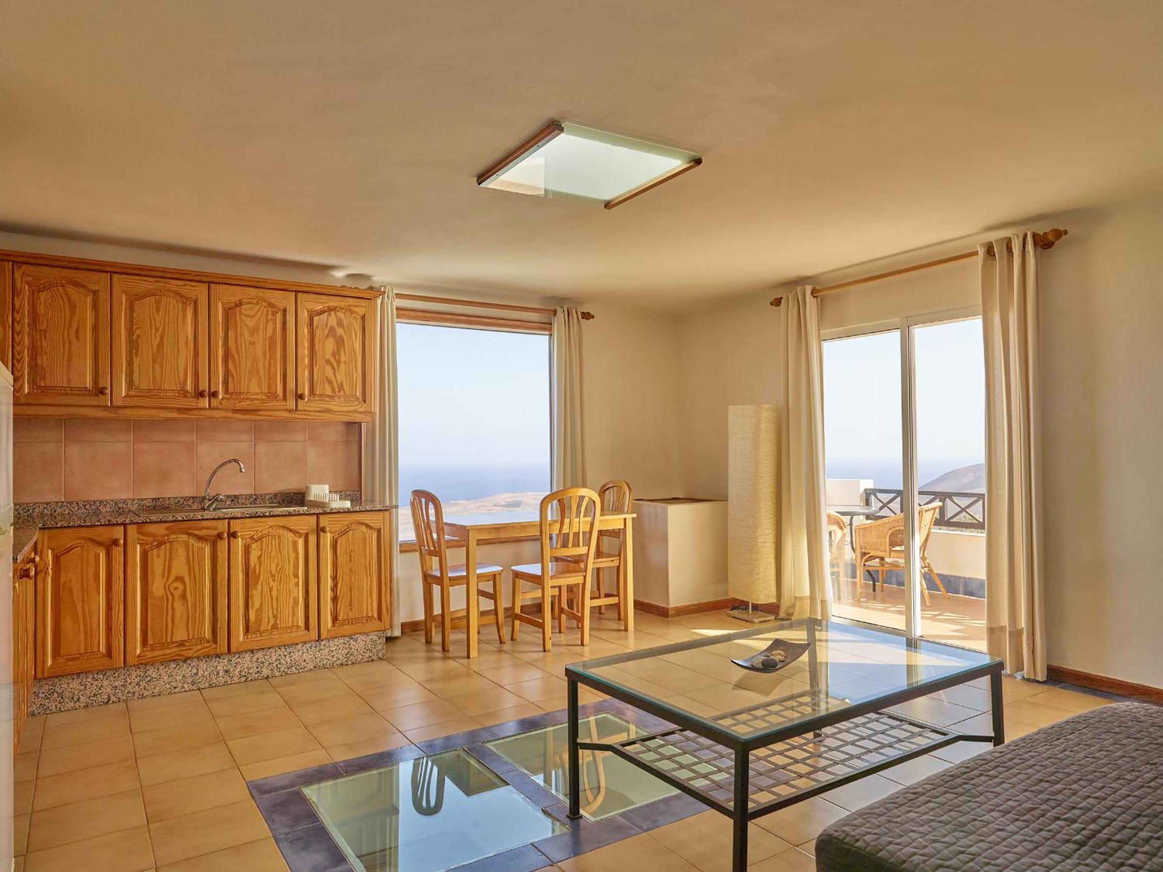 Habitación triple con vista al mar.