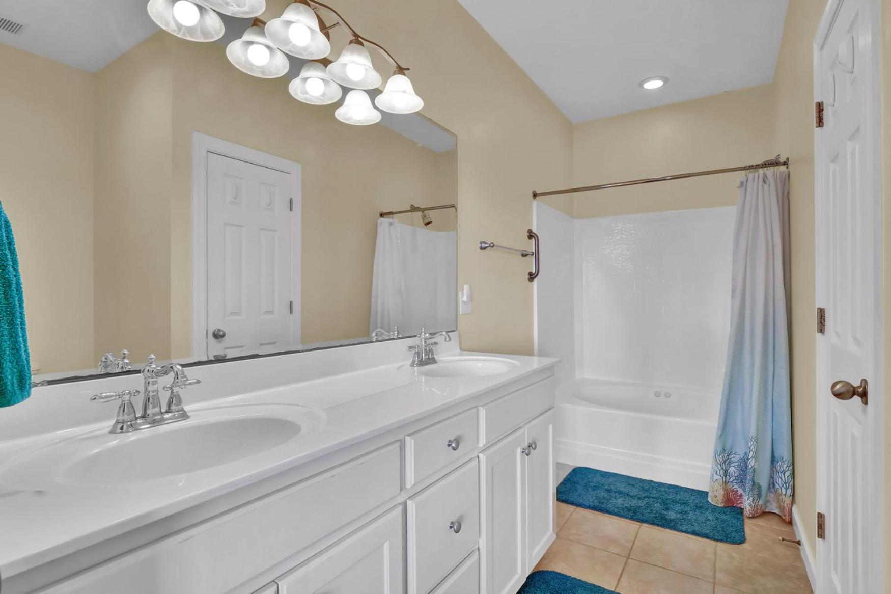 Three-Bedroom Vacation Home  photo 3