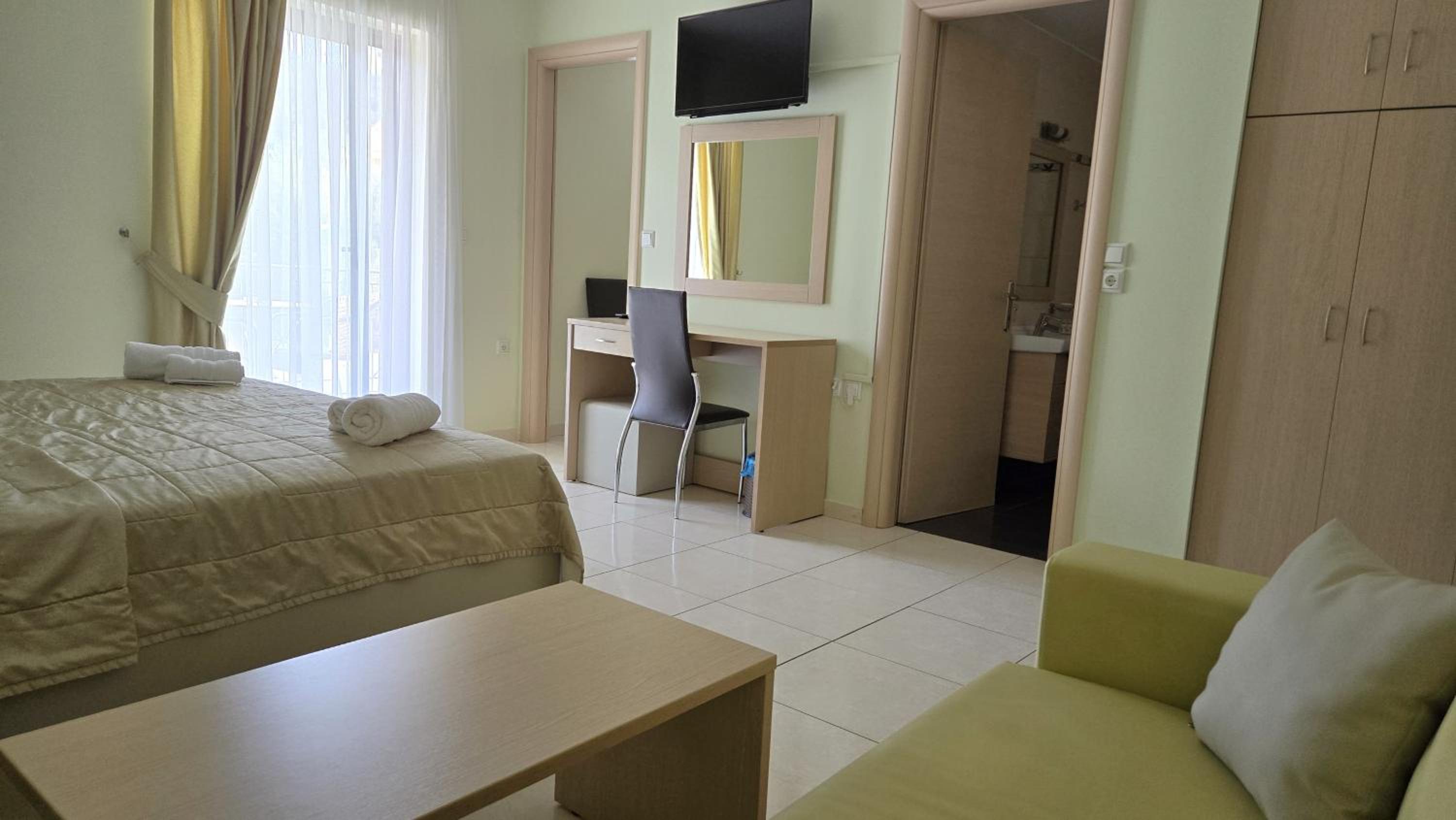 Studio (2 Adults)