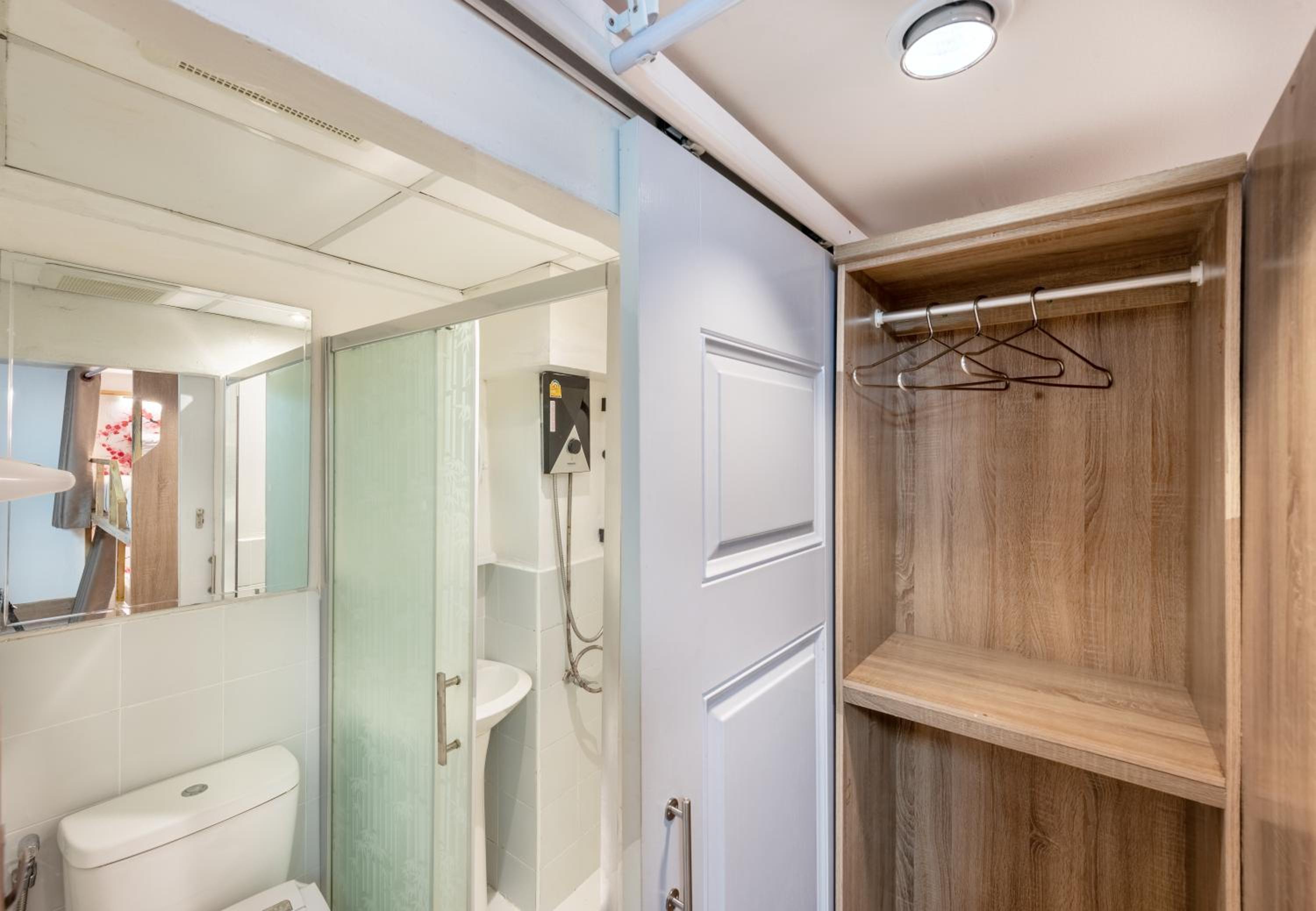 Quadruple Room with Private Bathroom - Photo 5