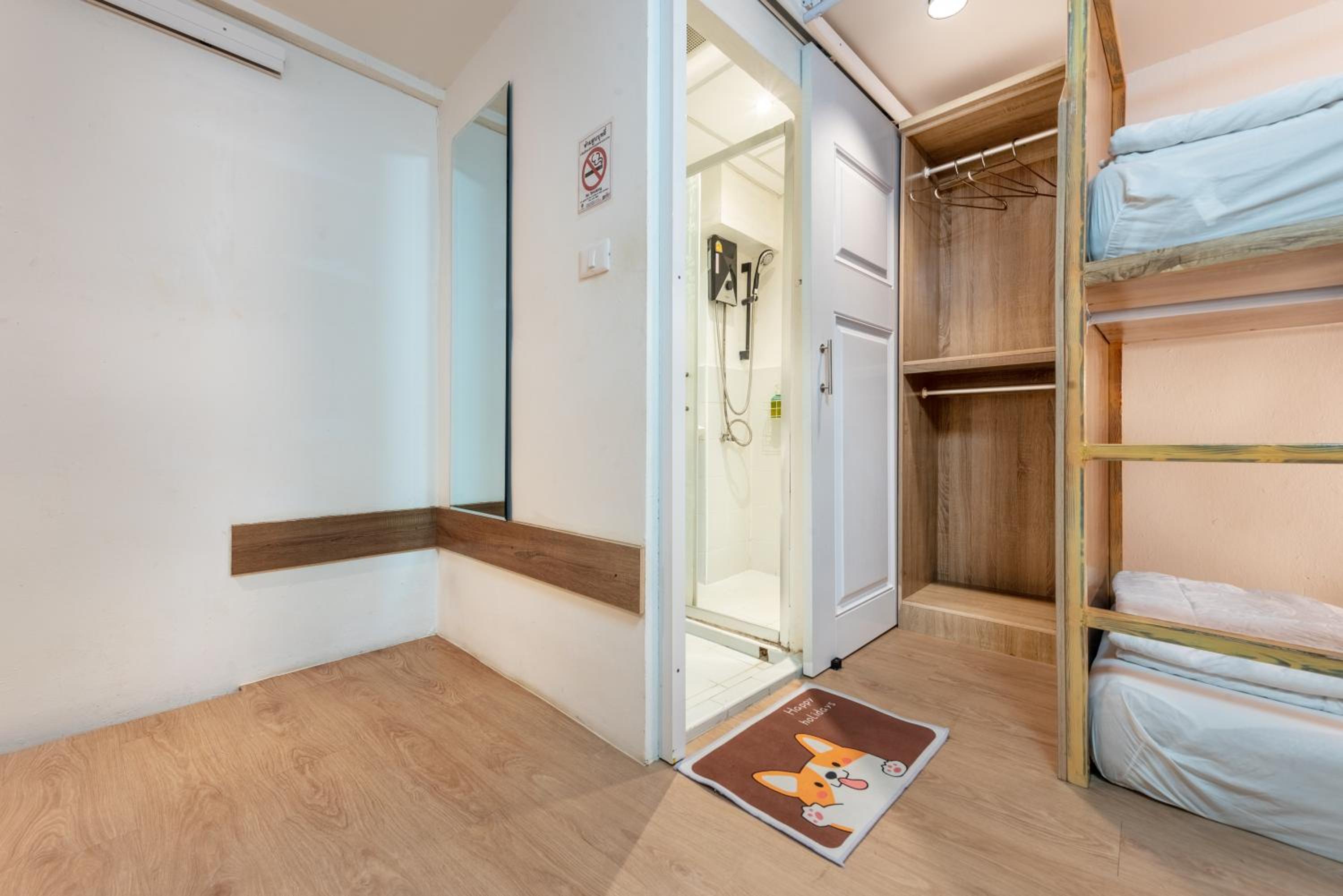 Quadruple Room with Private Bathroom - Photo 4