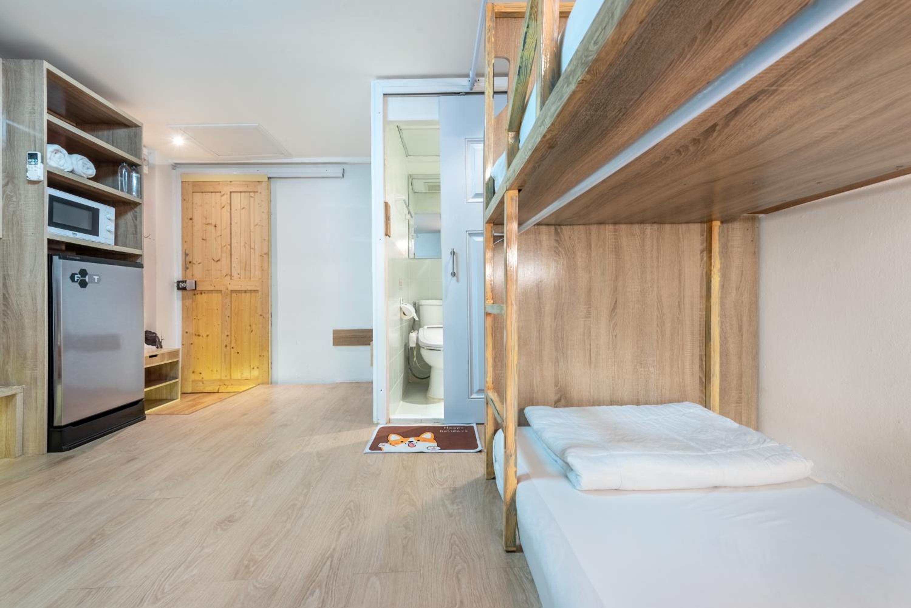Quadruple Room with Private Bathroom - Photo 3