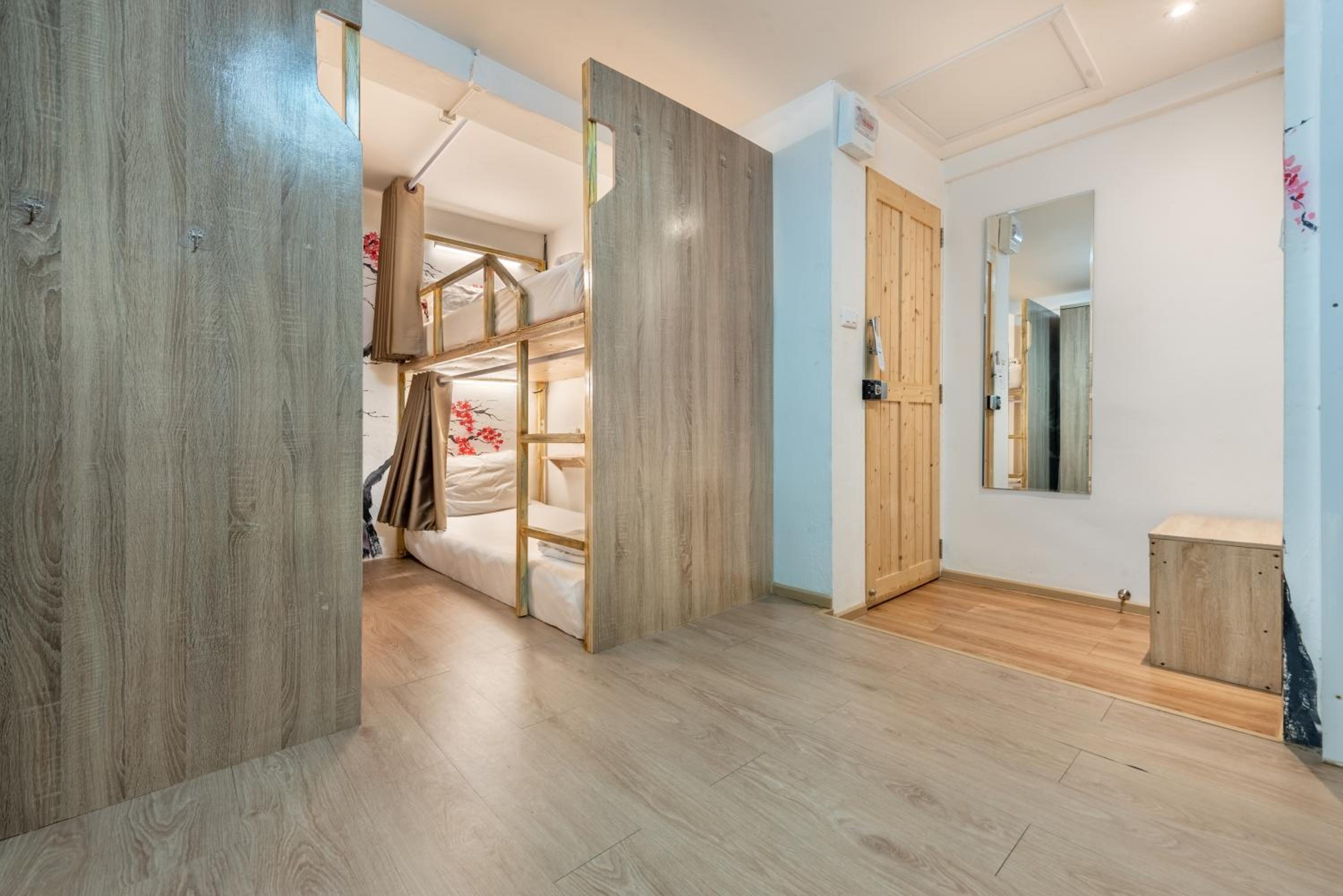 Quadruple Room with Private Bathroom - Photo 14