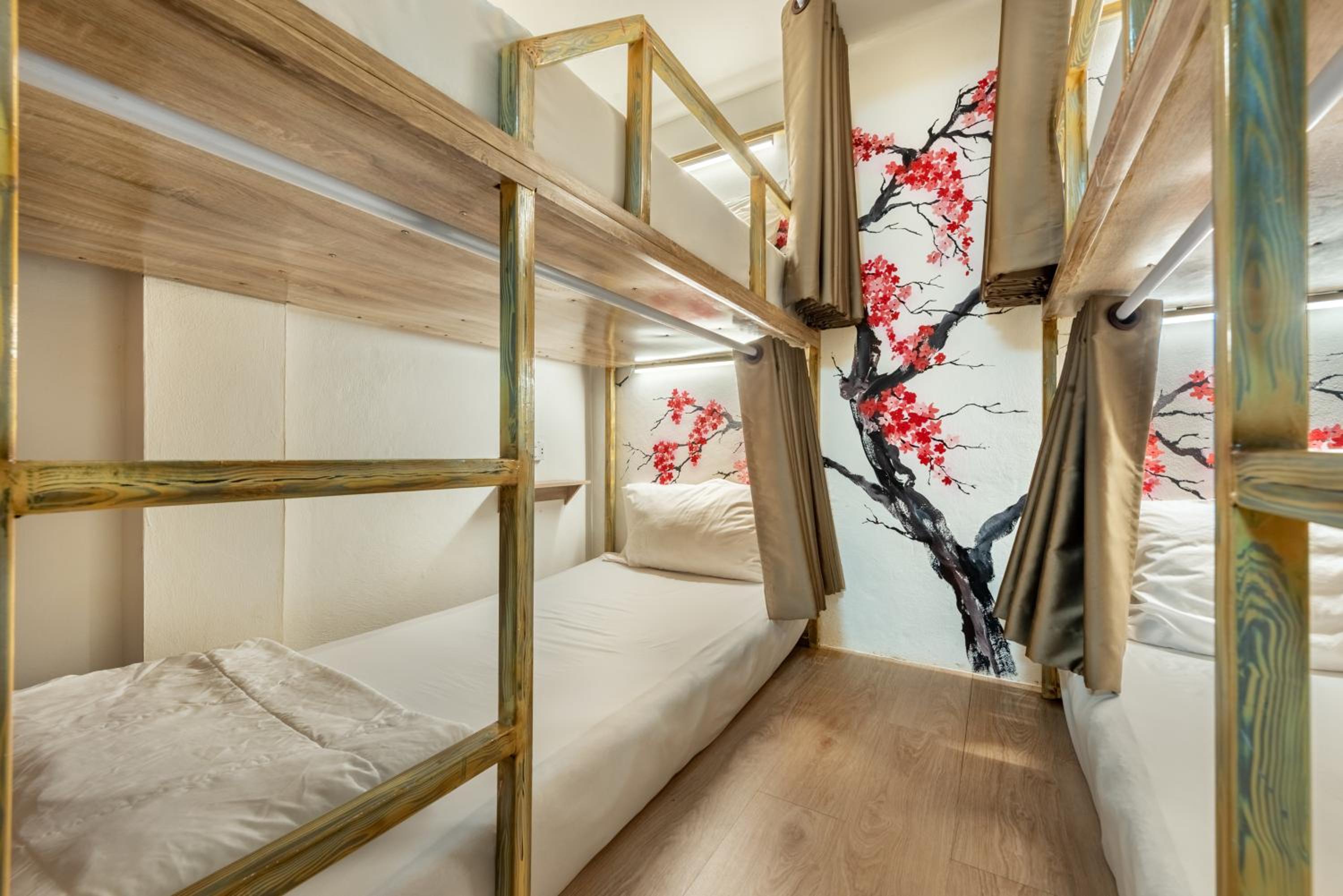 Quadruple Room with Private Bathroom - Photo 10