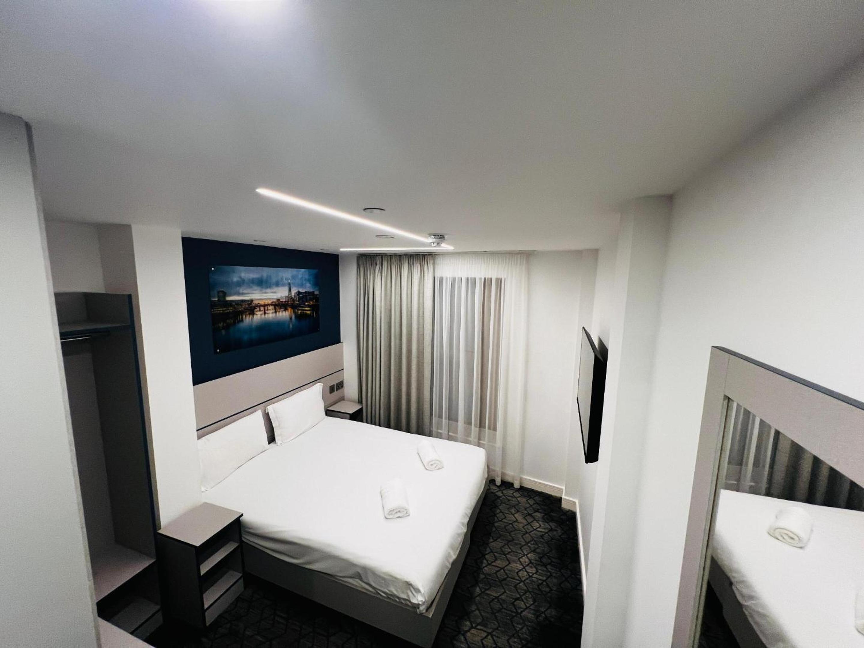Double or Twin-  Superior- Ensuite with shower photo 2