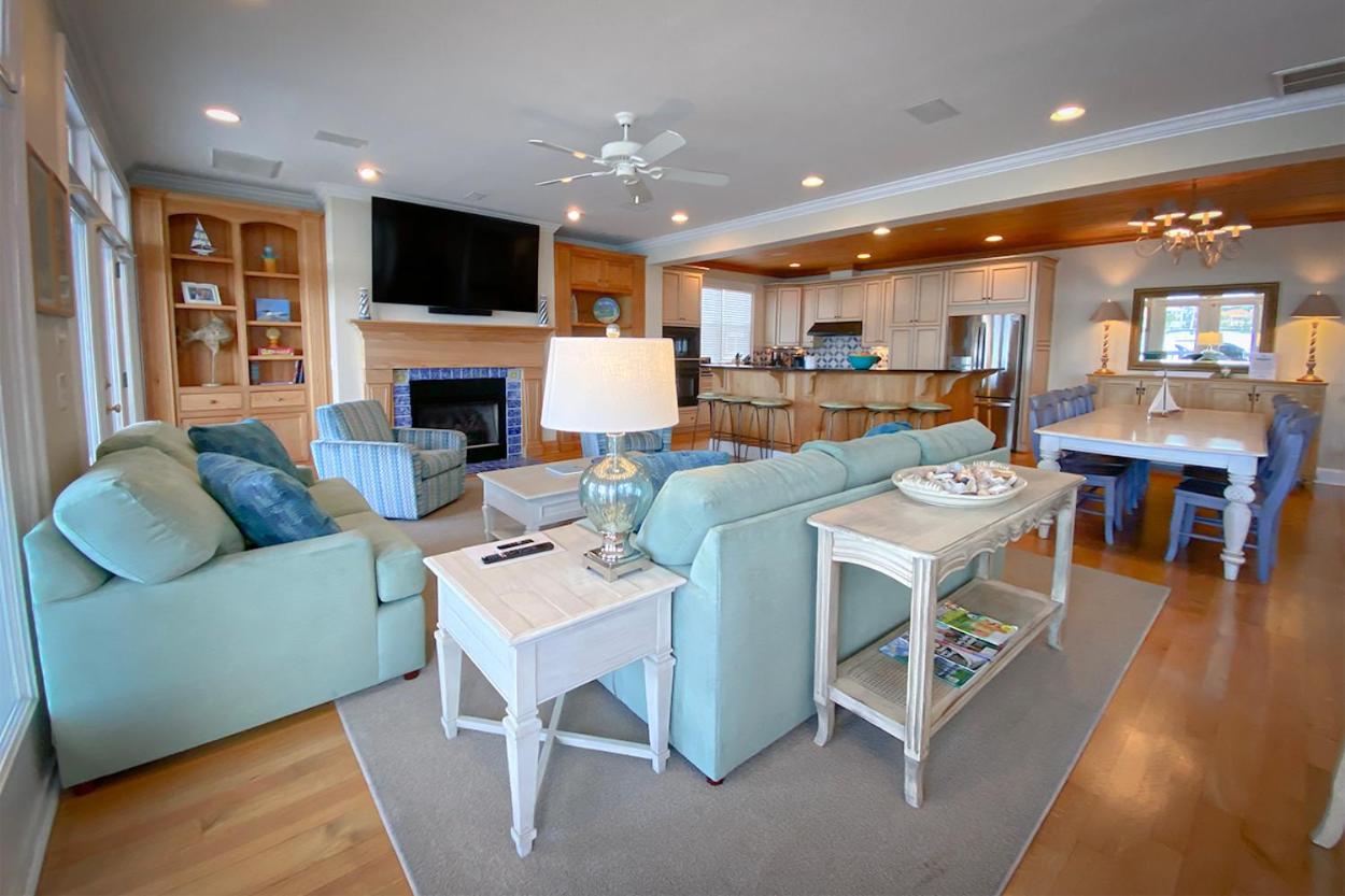 Eight-Bedroom House photo 1