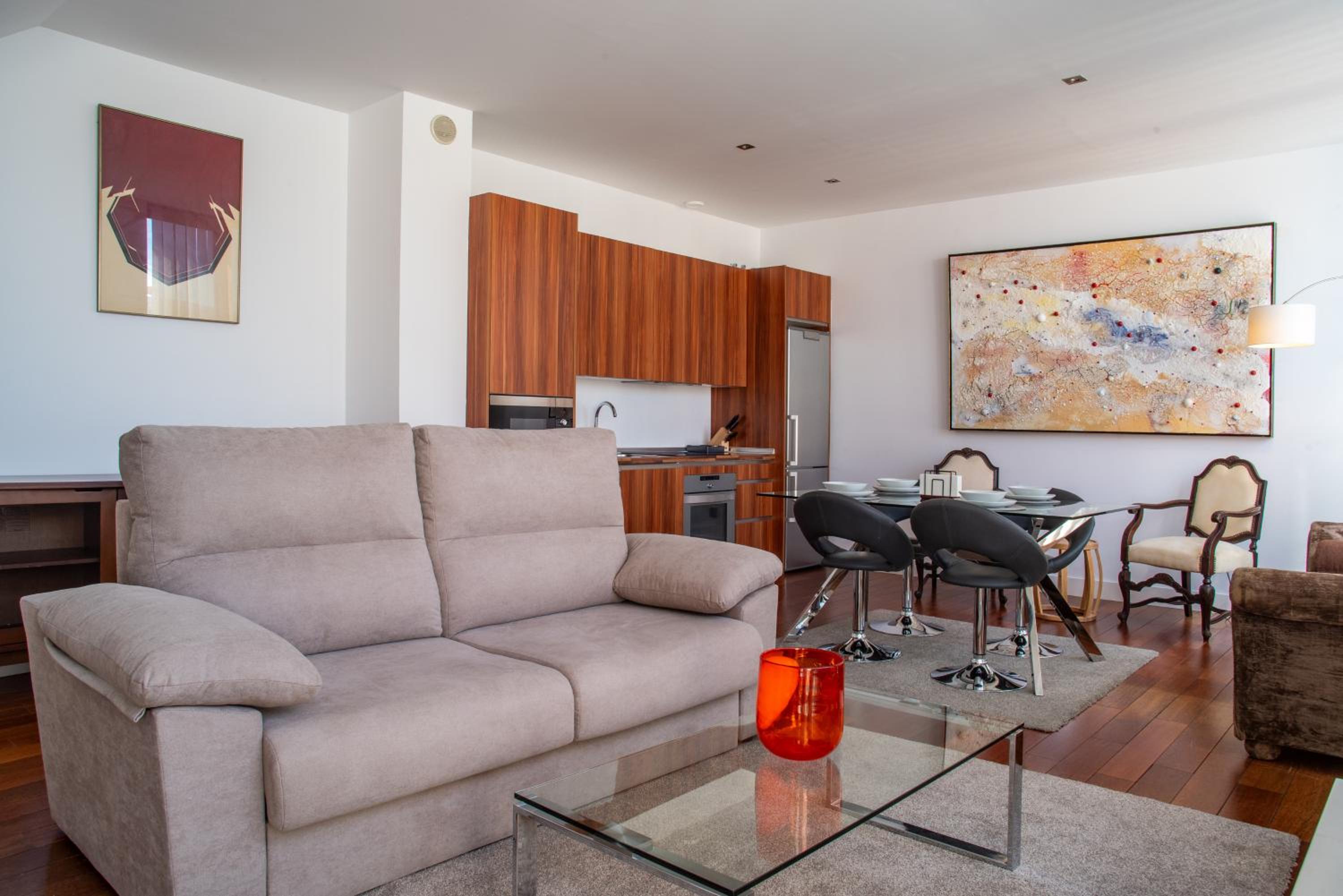 Apartamento clásico de una habitación con terraza.