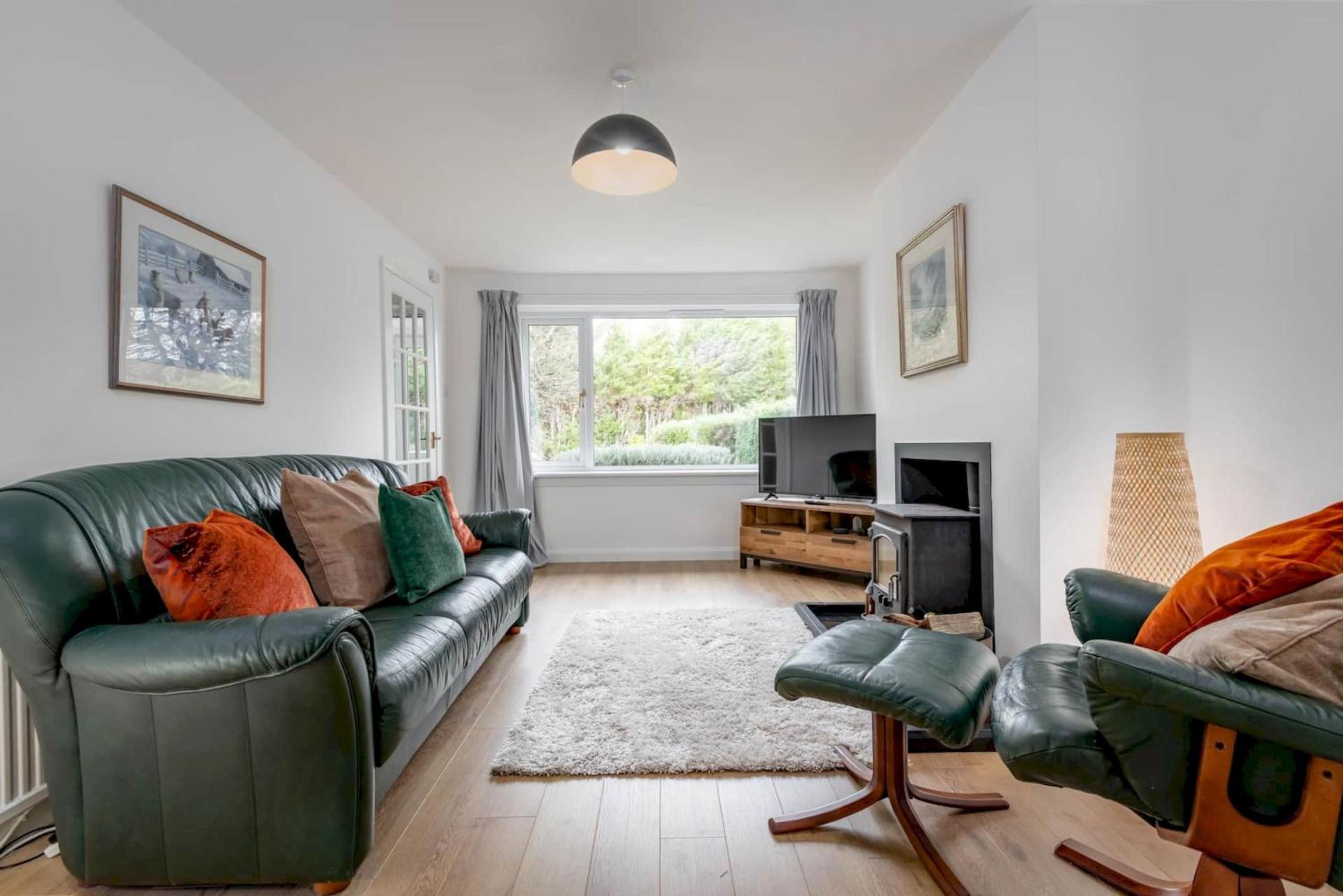 Three-Bedroom House photo 3