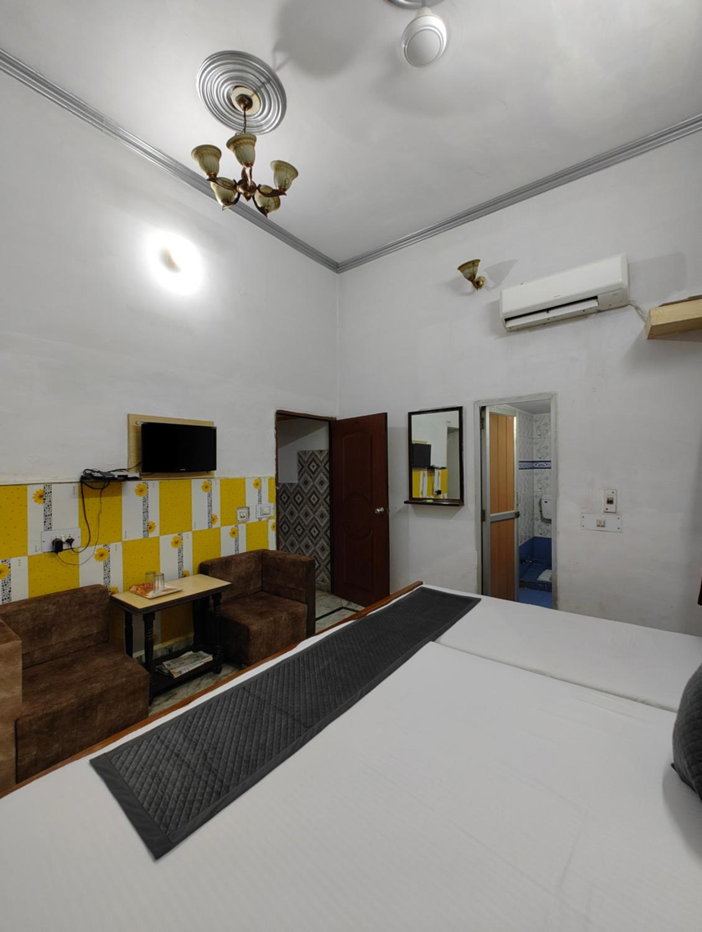 Deluxe Room - Photo 11