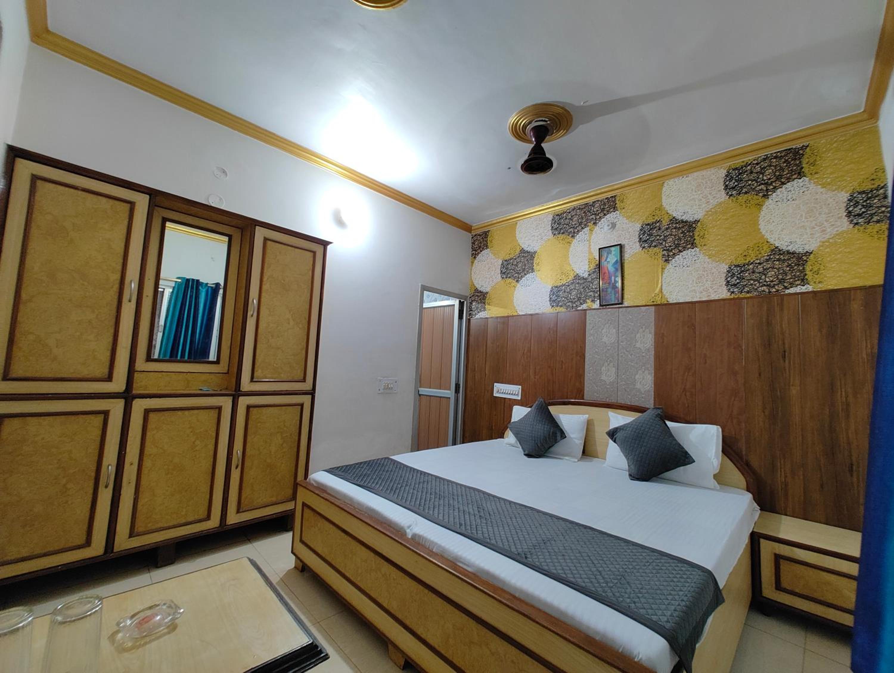 Standard Double Room with Shared Bathroom - Photo 3