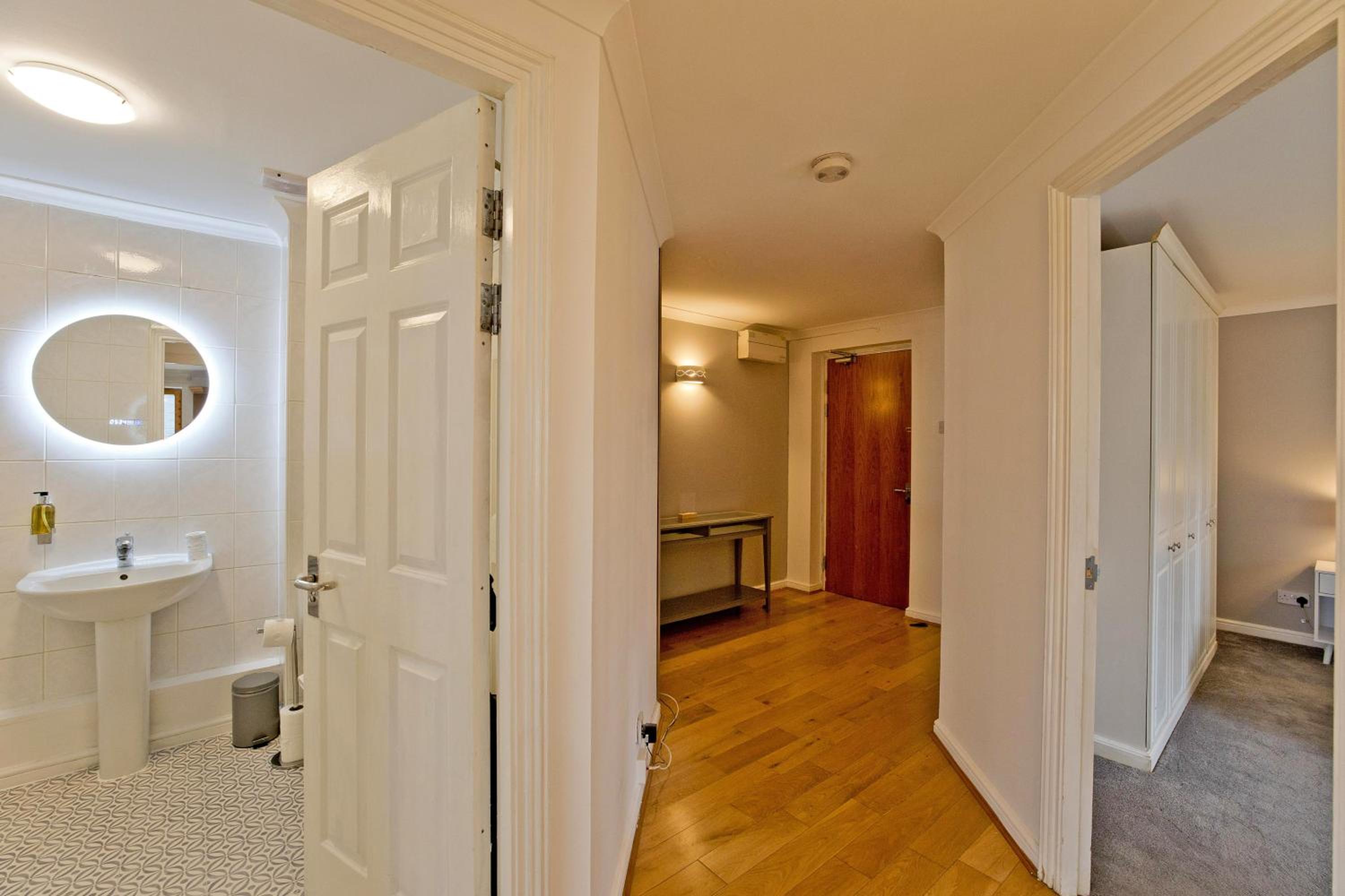 One-Bedroom Apartment photo 2