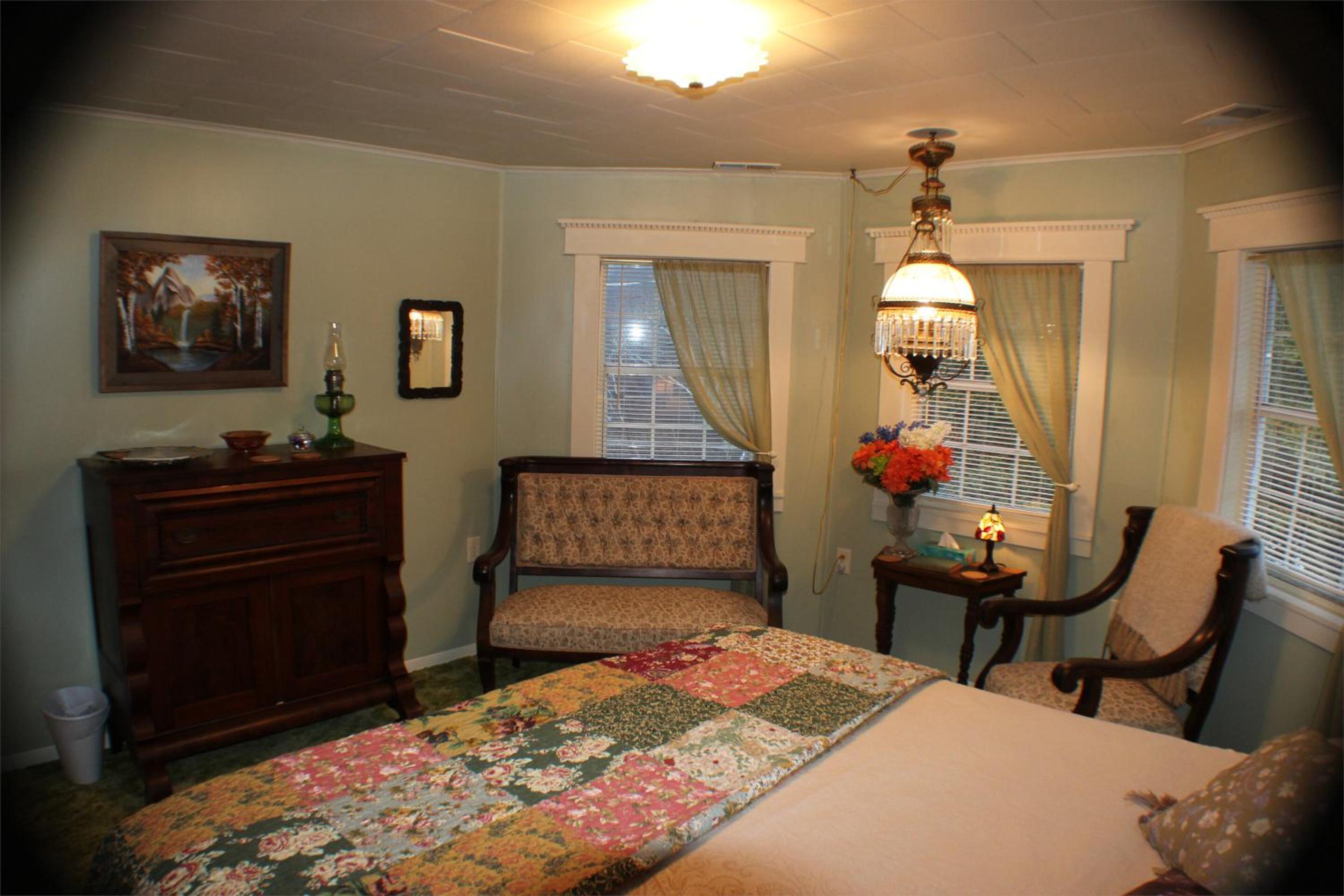 Standard King Room photo 2