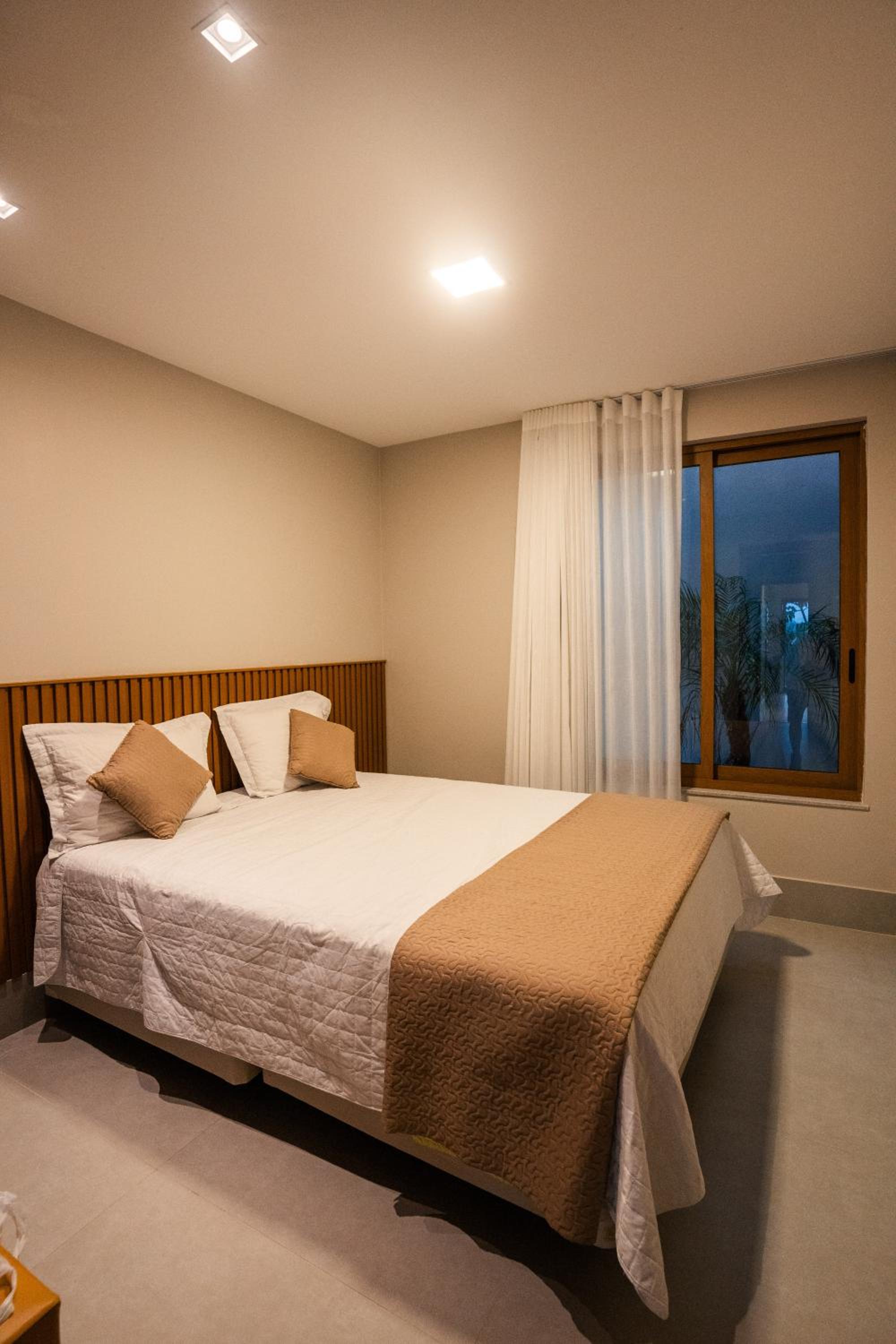 Six-Bedroom House photo 1