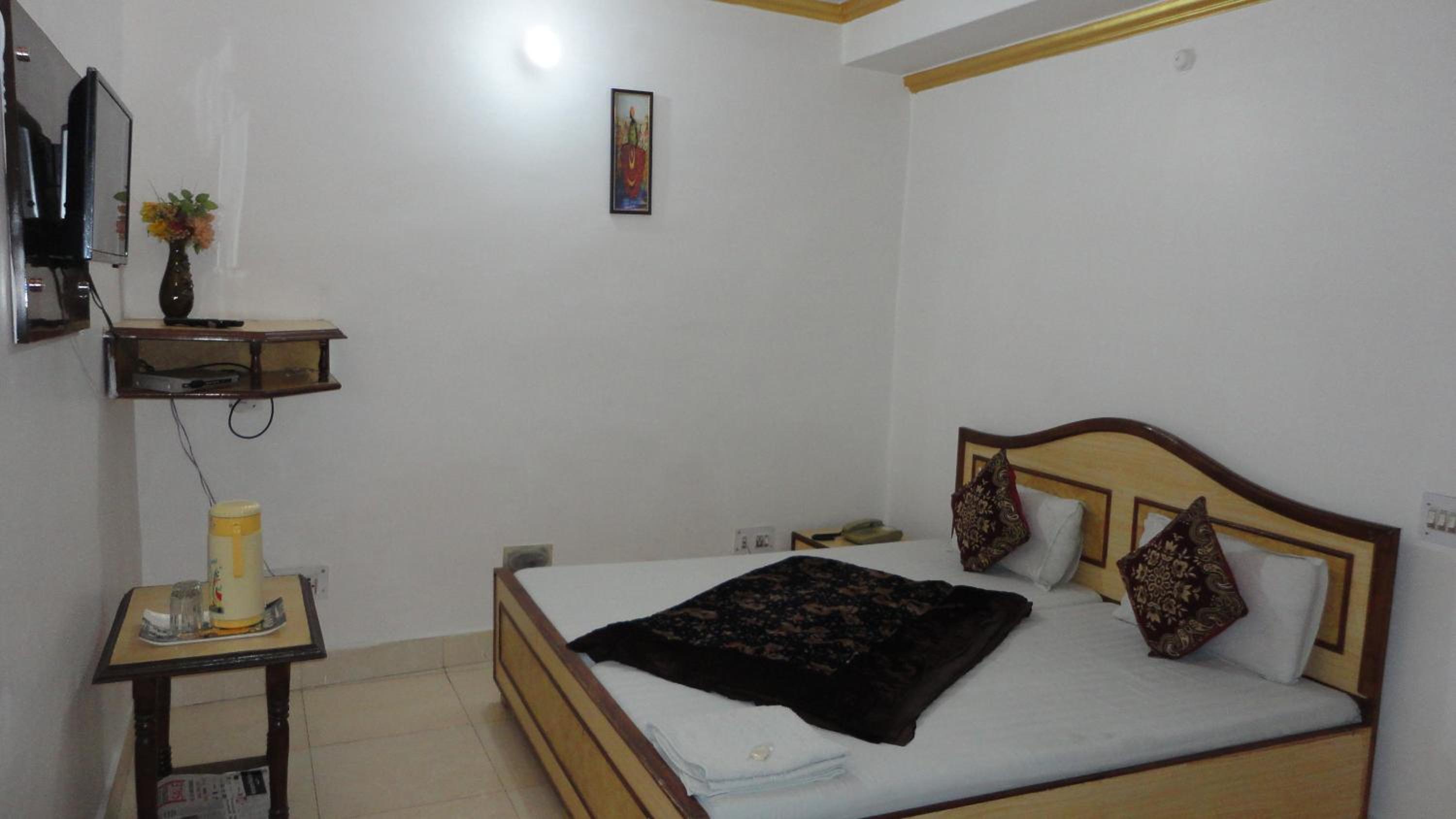 Standard Double Room with Shared Bathroom - Photo 2