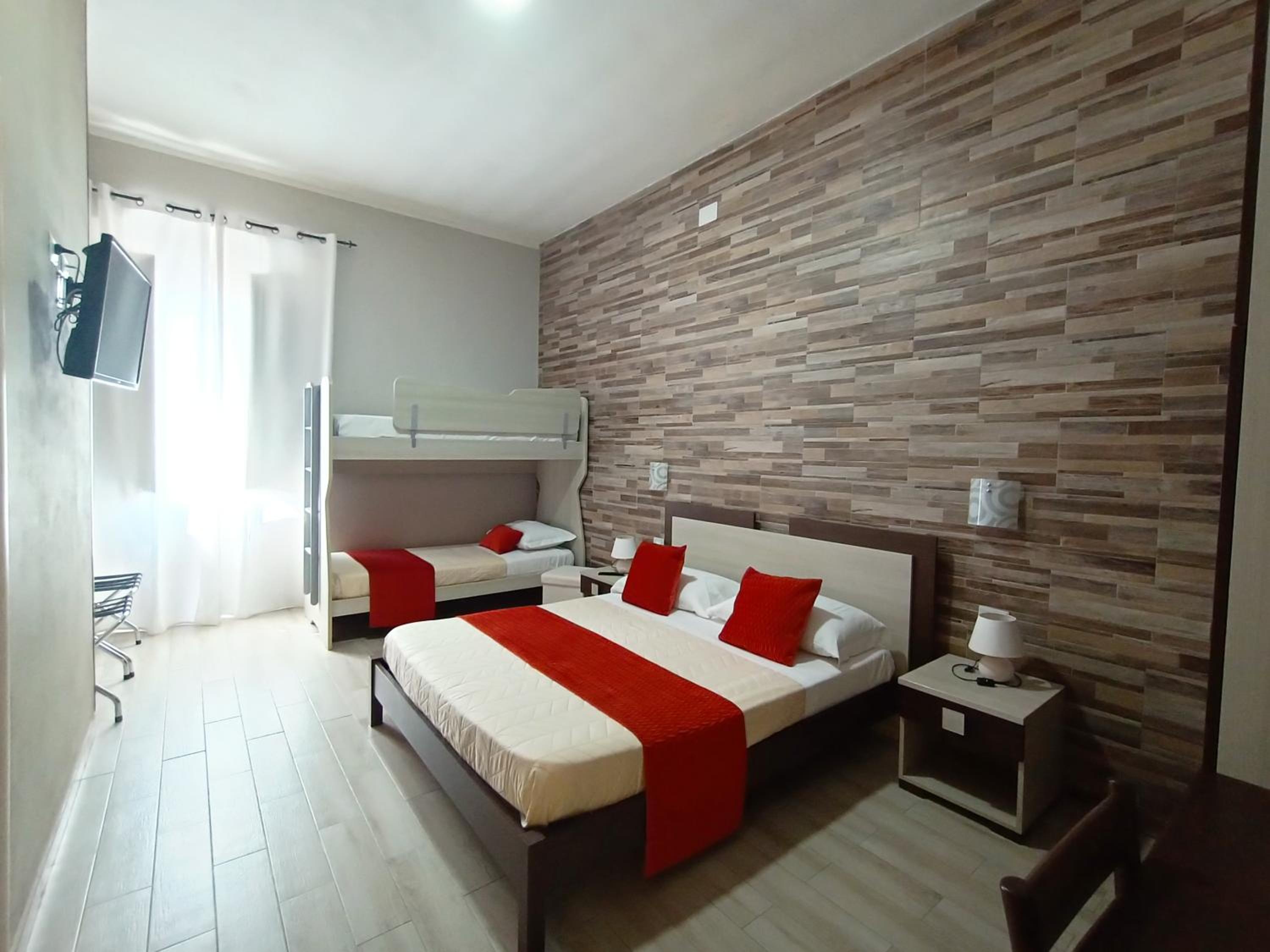 Quadruple Room with Private Bathroom - Photo 4