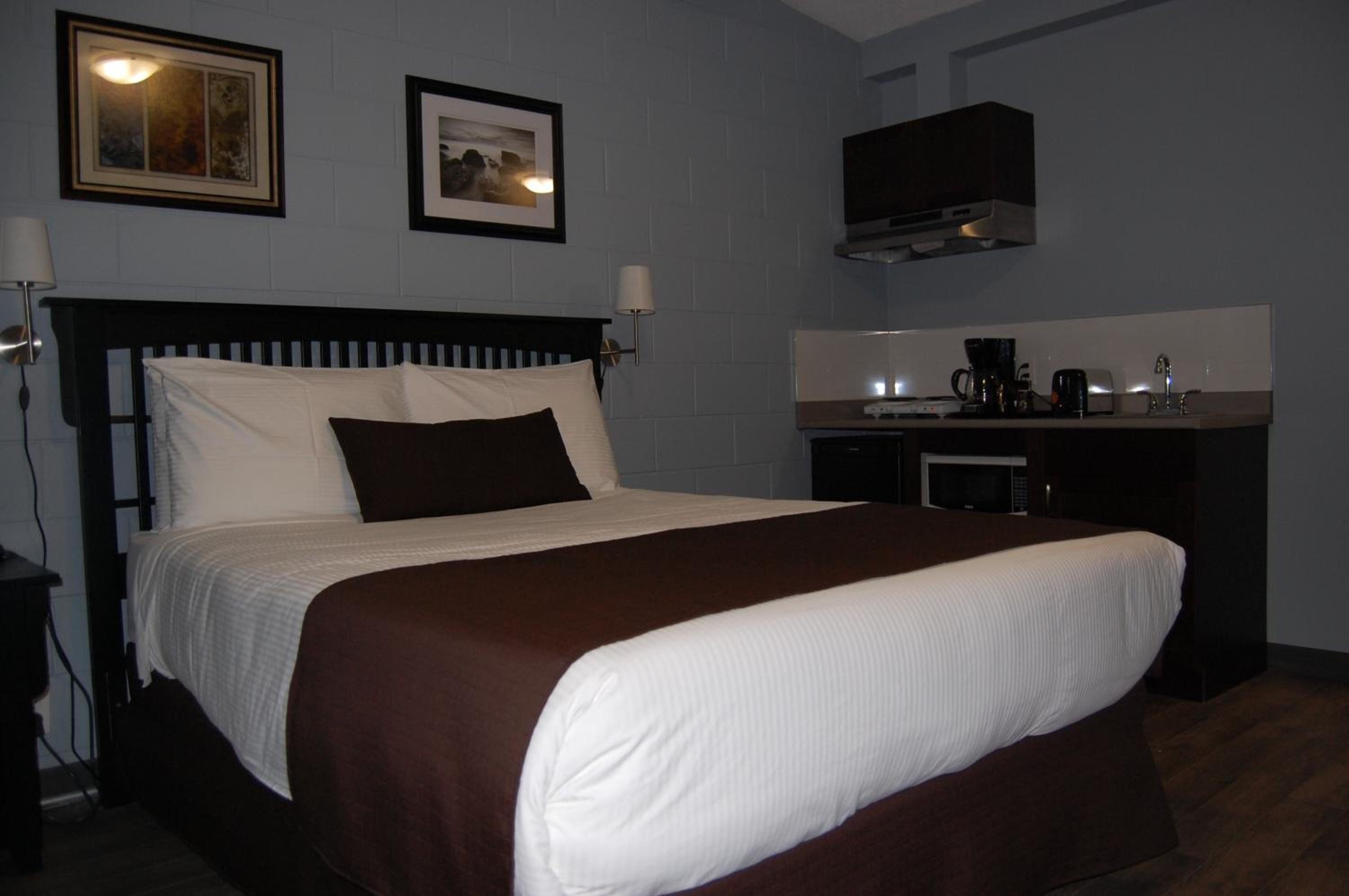 Deluxe Queen Room with Kitchenette photo 1