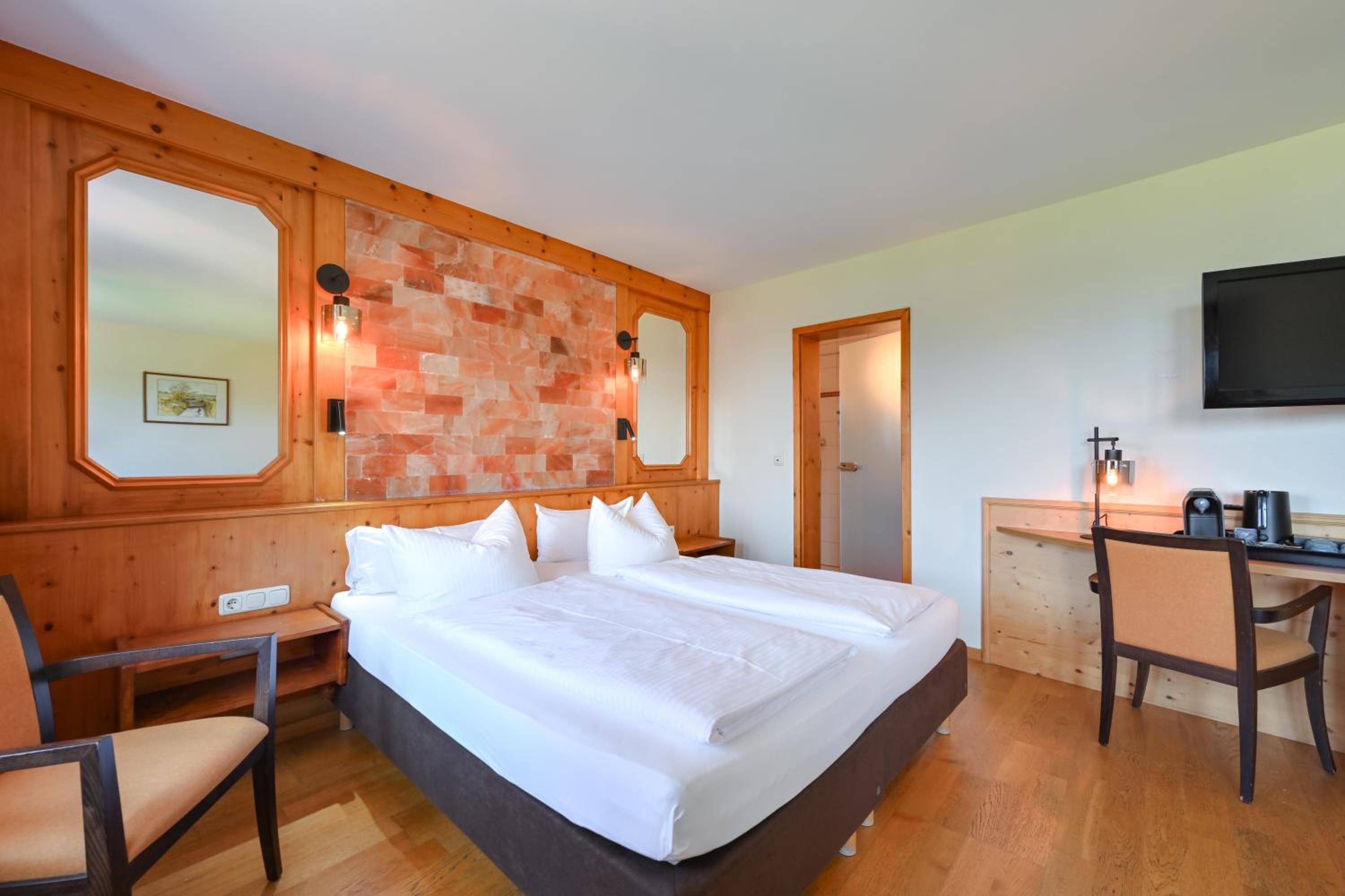 Deluxe Double Room with Balcony and Lake View - Photo 7