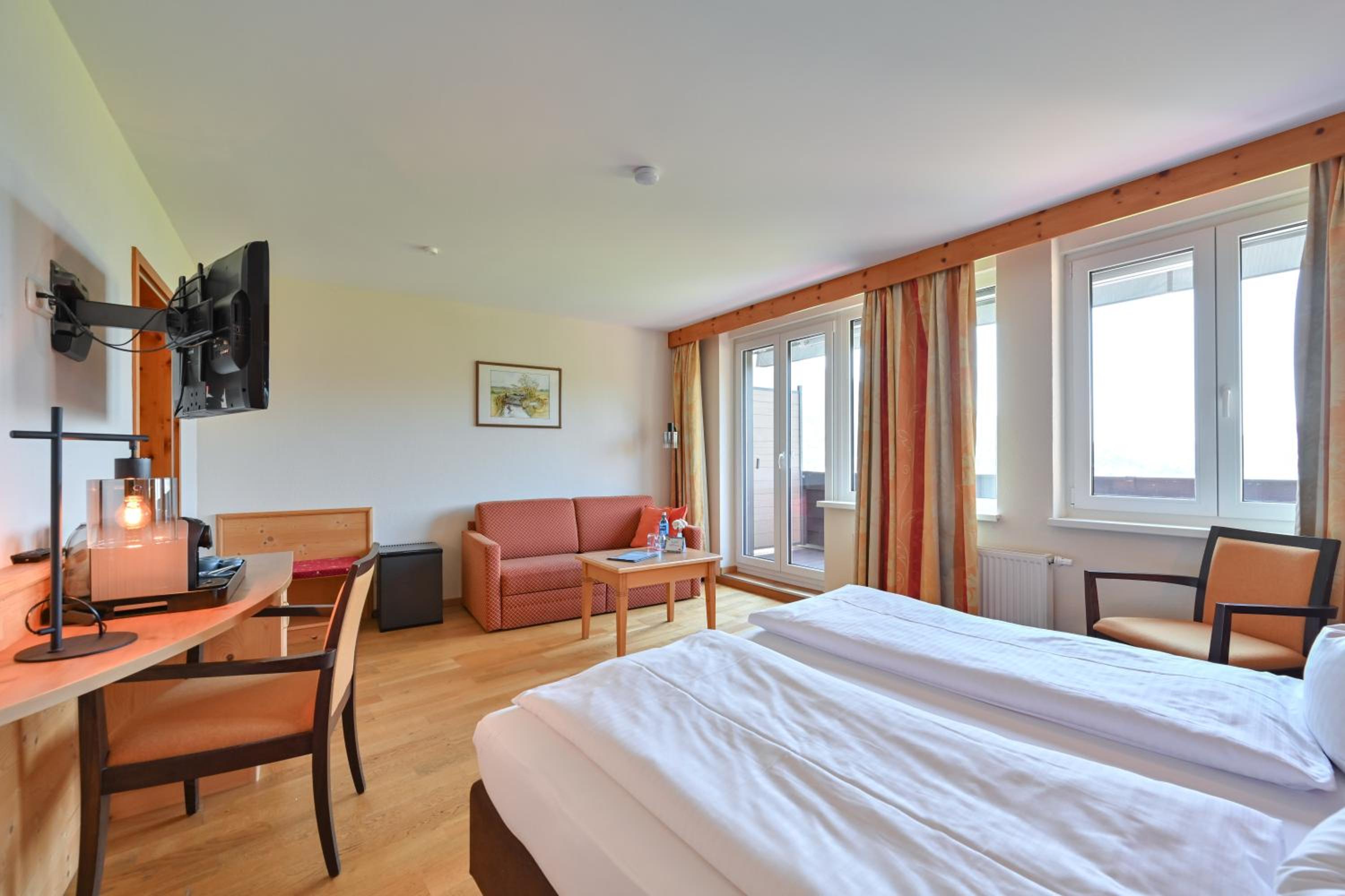 Deluxe Double Room with Balcony and Lake View - Photo 4
