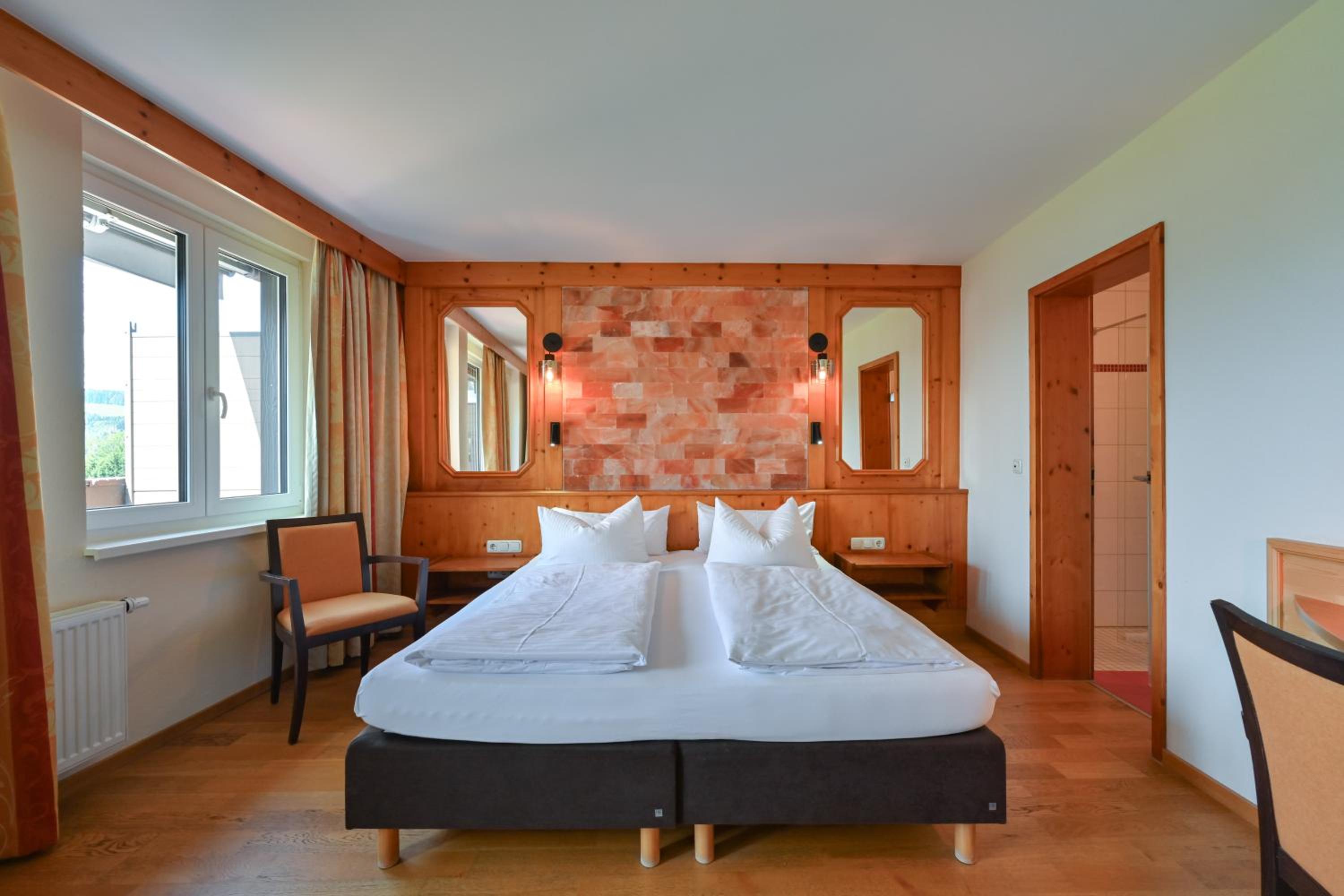 Deluxe Double Room with Balcony and Lake View - Photo 5