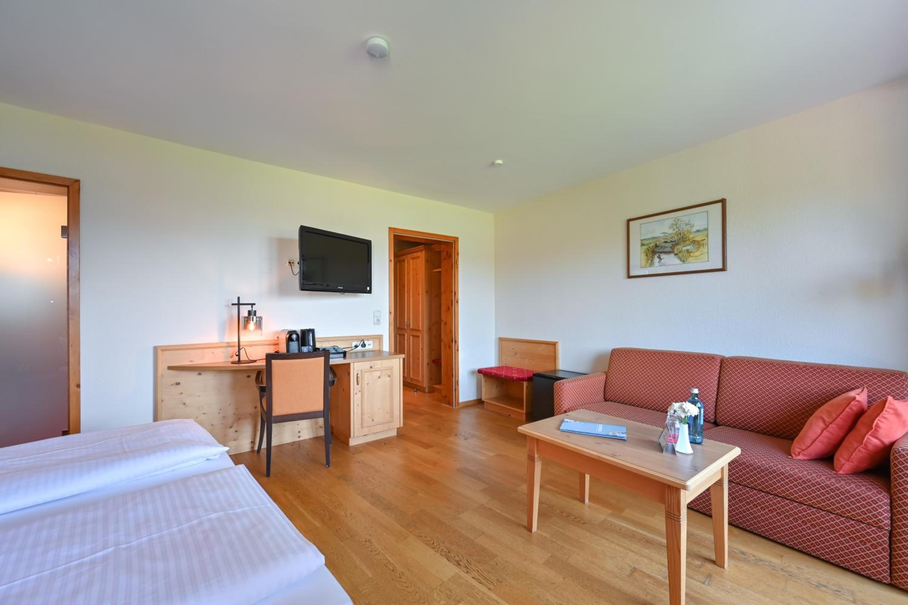 Deluxe Double Room with Balcony and Lake View - Photo 6