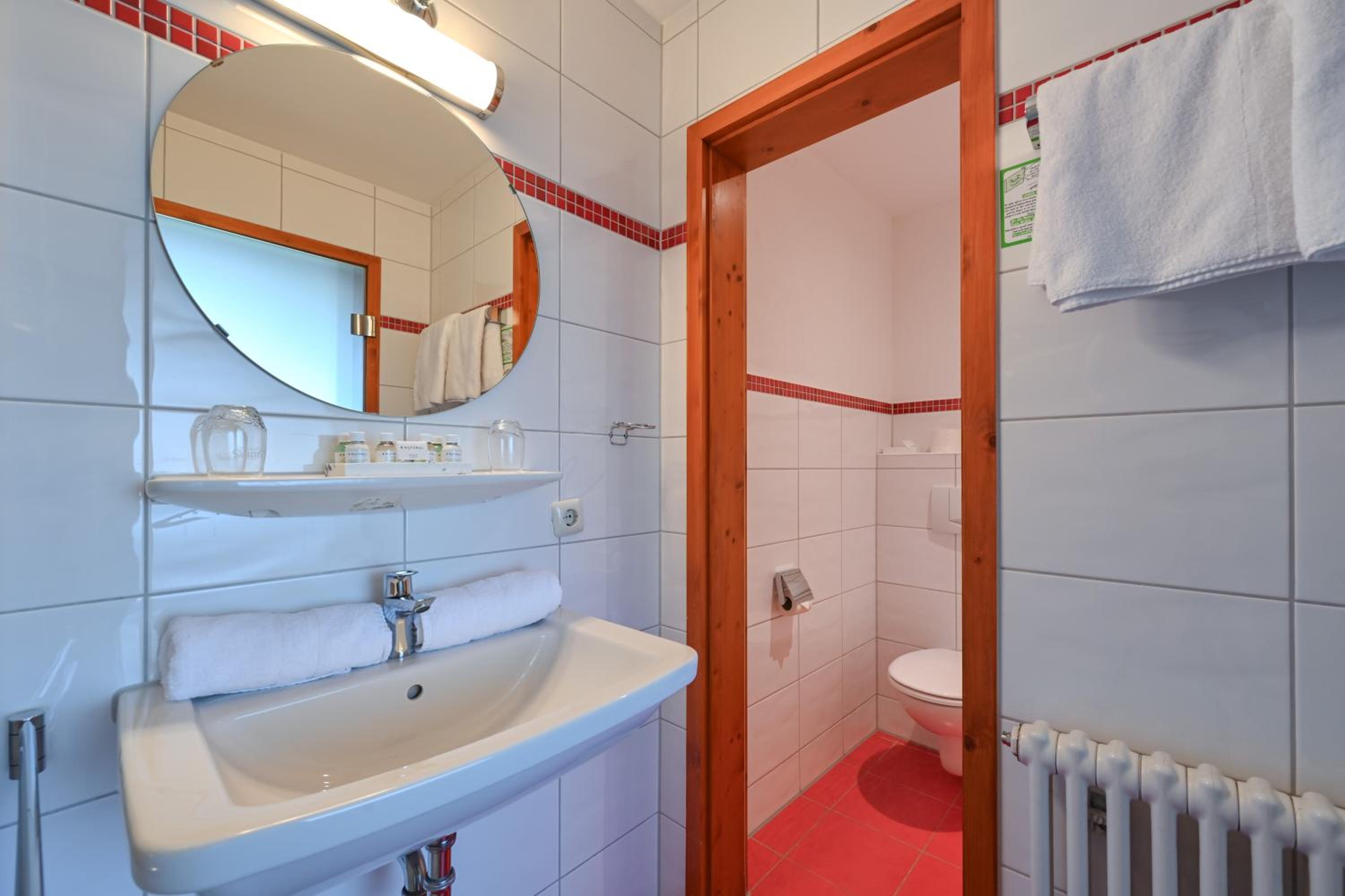 Deluxe Double Room with Balcony and Lake View - Photo 2