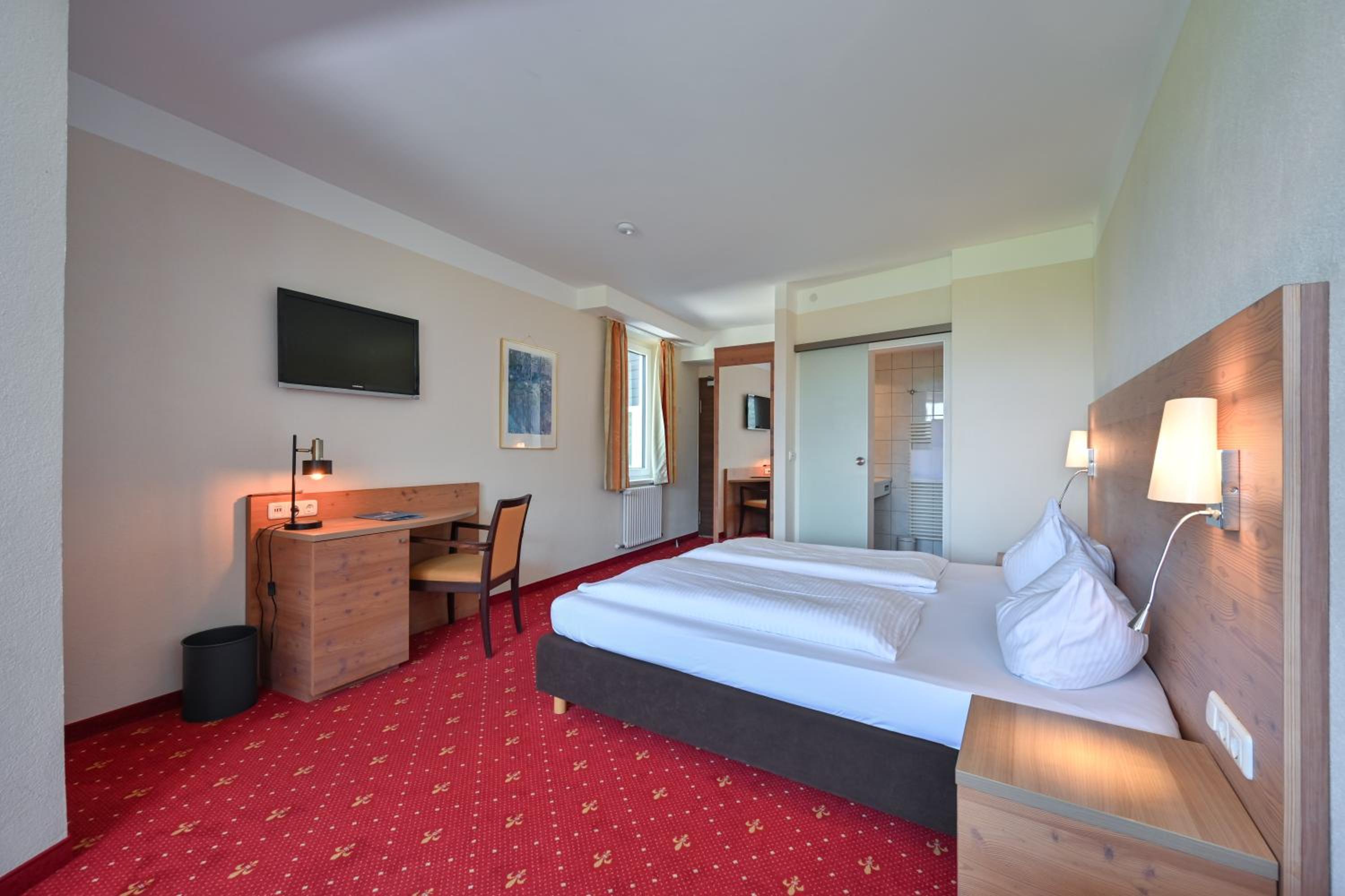 Standard Double Room - Photo 8