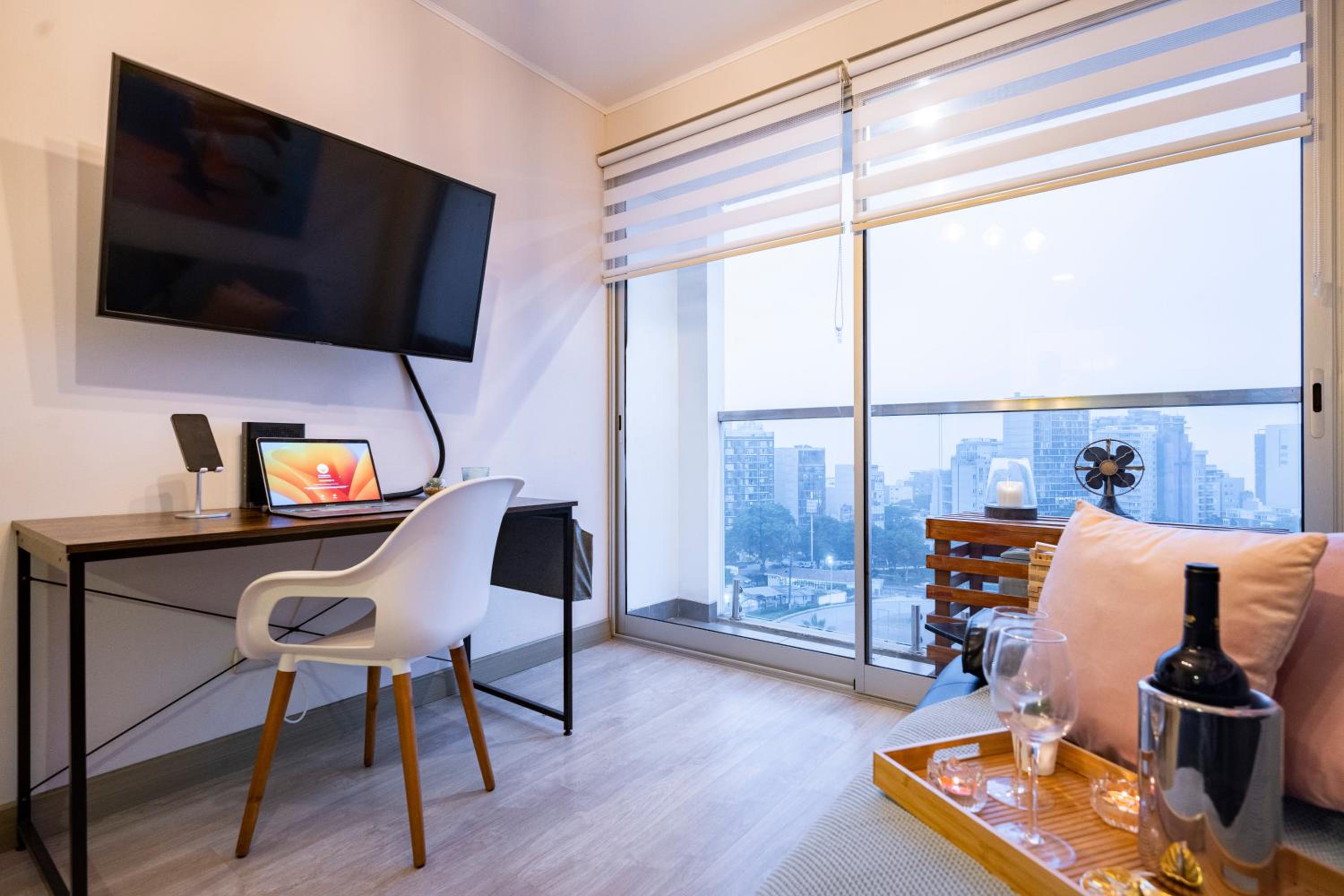 One-Bedroom Apartment with Balcony and Sea View photo 3