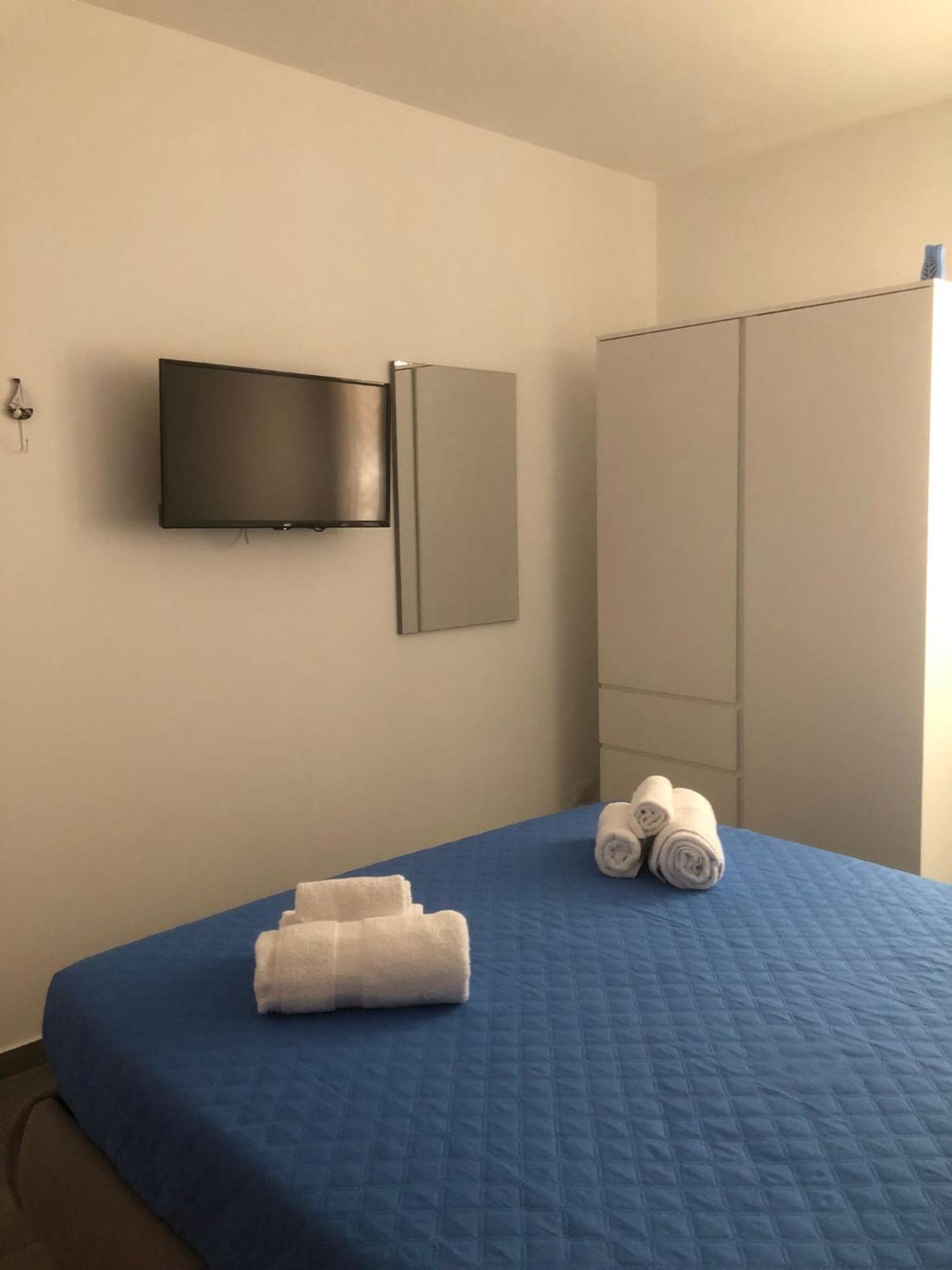 Basic Triple Room With Shared Bathroom photo 3