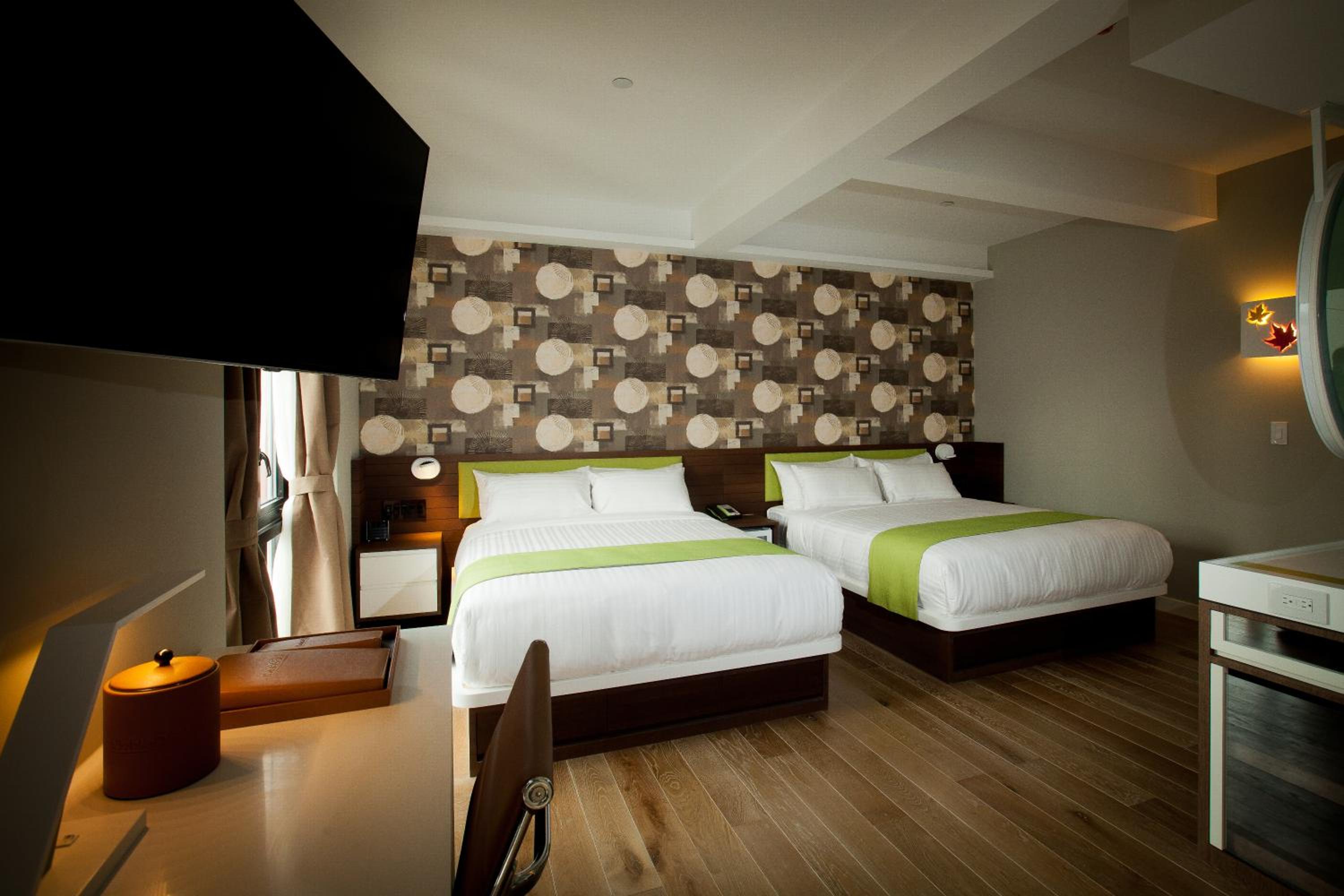 Queen Room with Two Queen Beds thumbnail 5