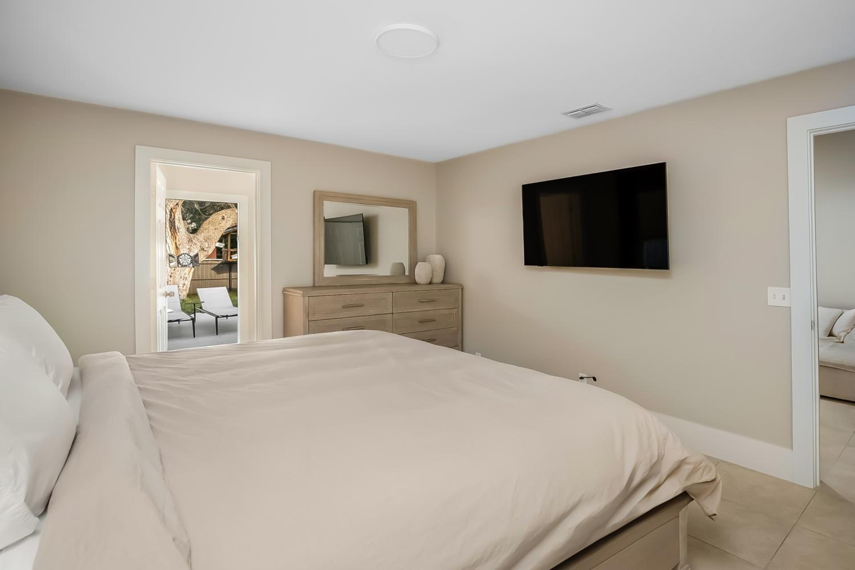 Three-Bedroom Apartment photo 2