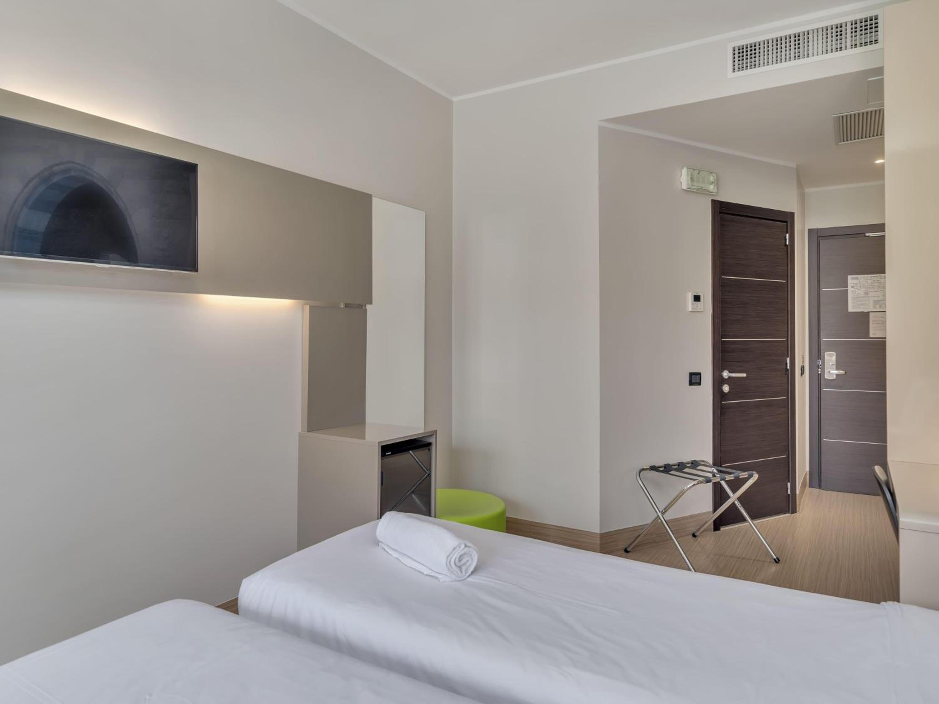 Superior Twin Room thumbnail 5