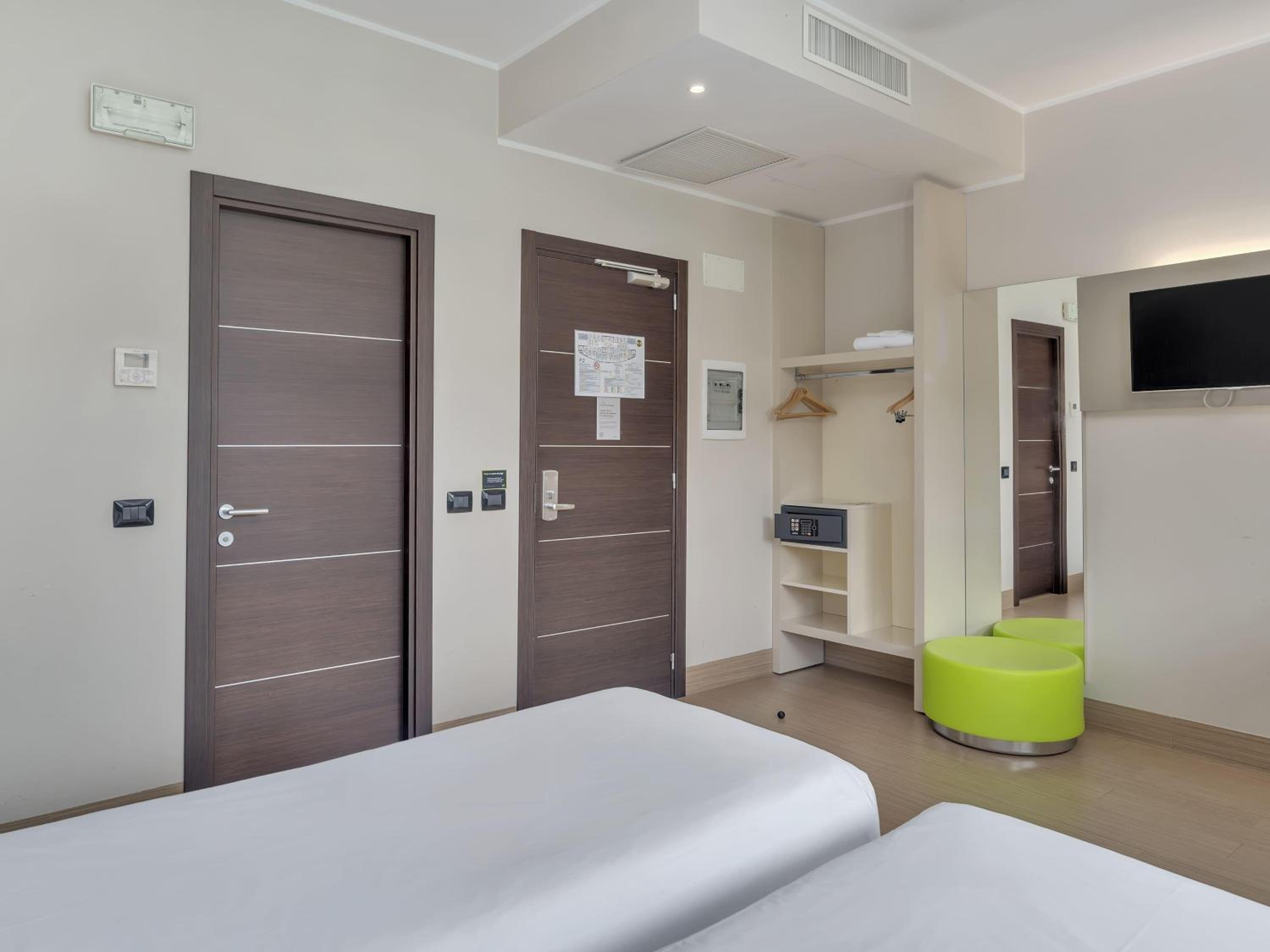 Superior Twin Room thumbnail 6
