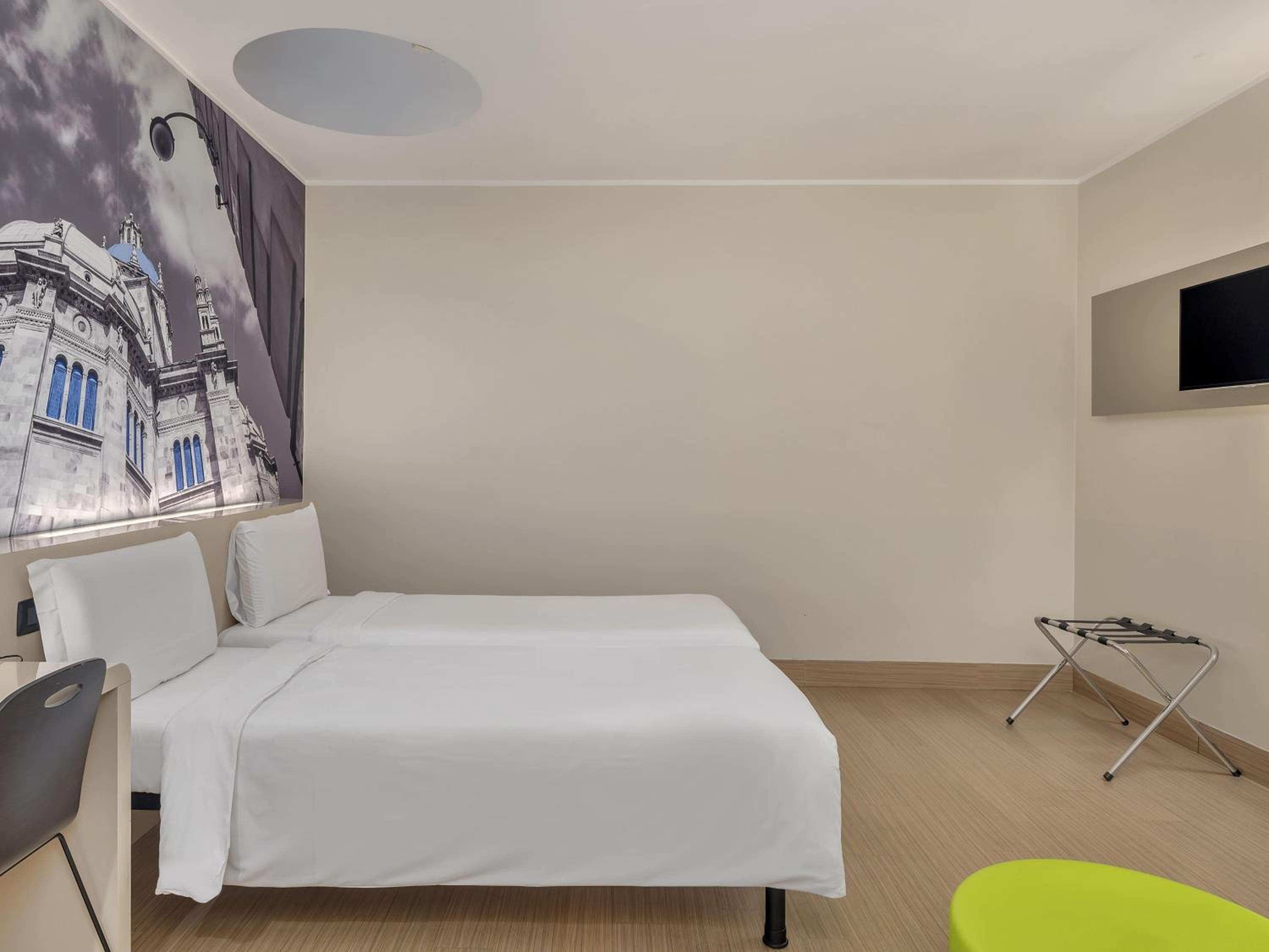 Economy Twin Room without Window thumbnail 5