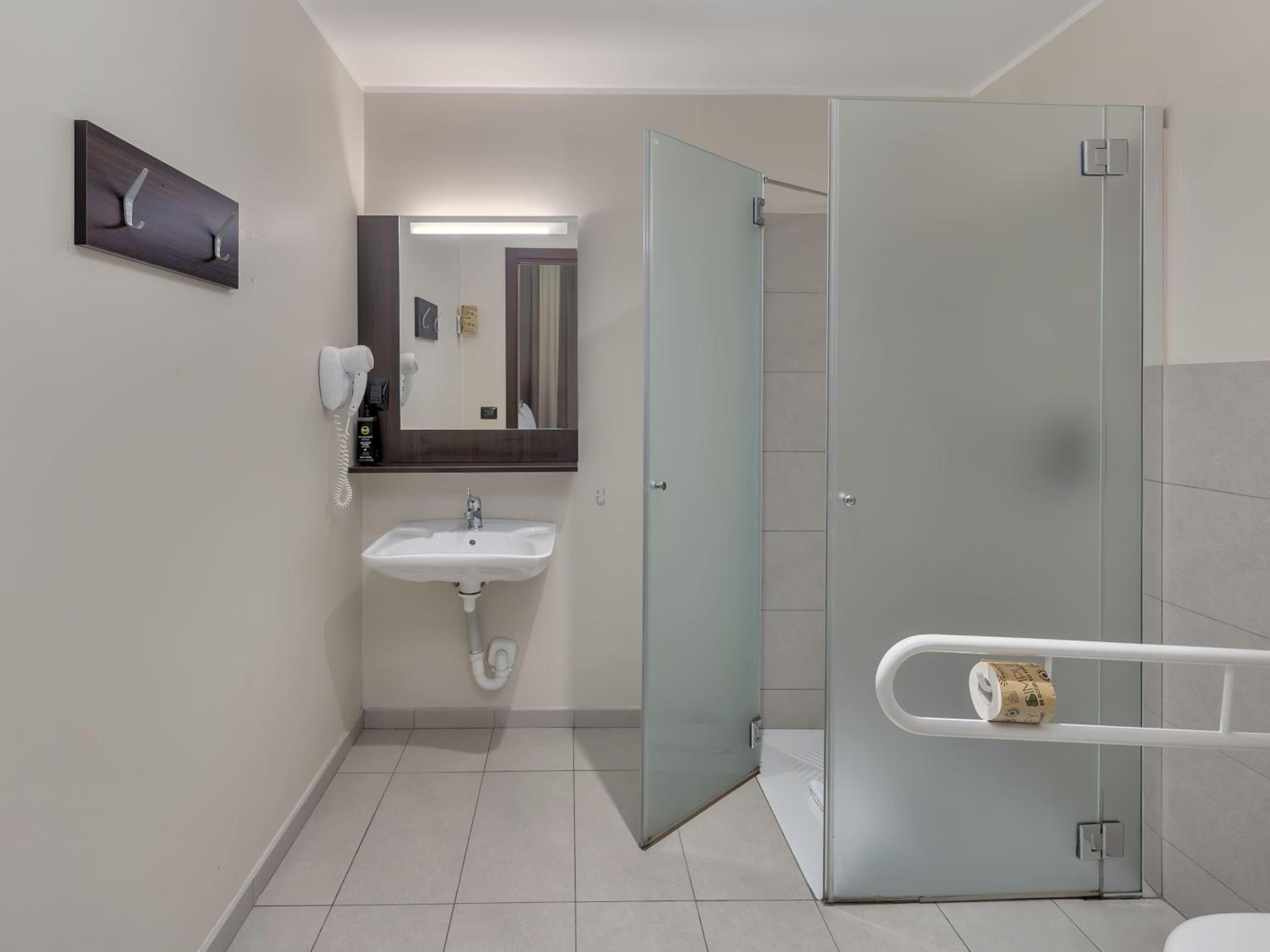 Twin Room - Disability Access thumbnail 5