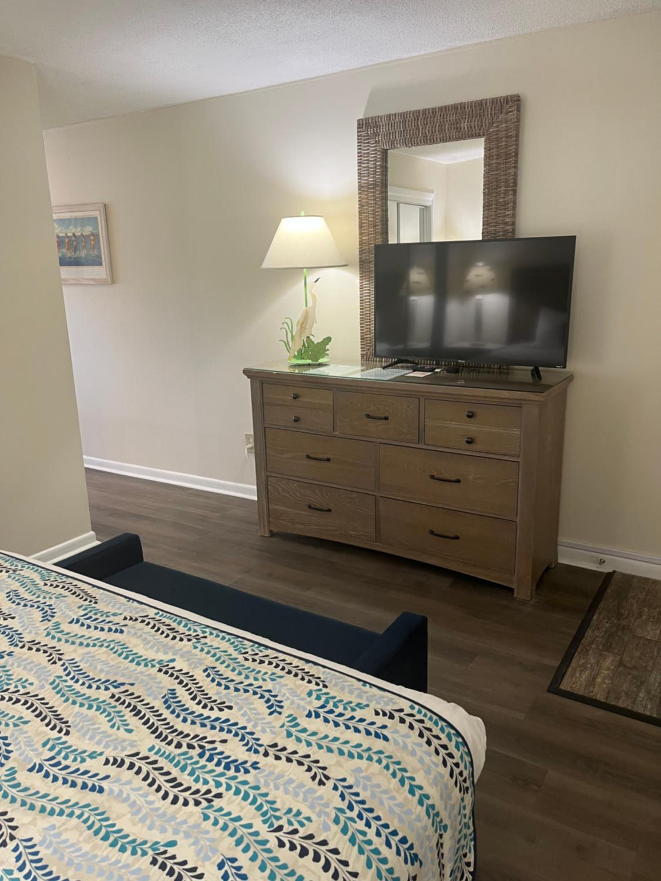Deluxe One-Bedroom Apartment with Harbor View photo 3
