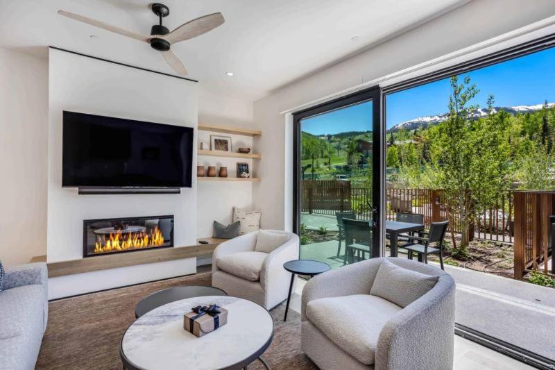 Two-Bedroom Apartment with Mountain View photo 1
